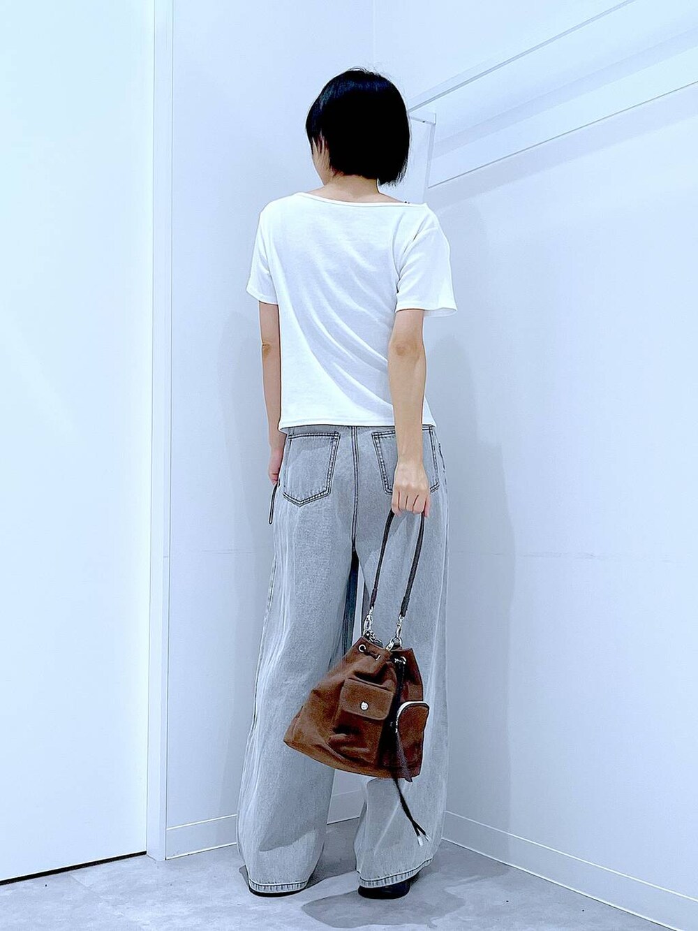 ブラック系のローファー、ブラウン系のショルダーバッグ、ホワイト系のTシャツ/カットソーを着用したレディースの秋コーディネートの5枚目の写真