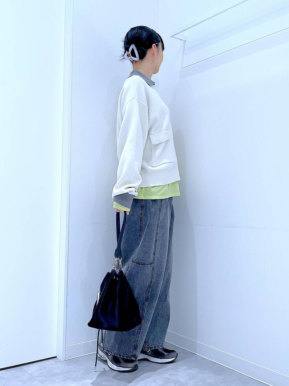 グリーン系のTシャツ/カットソー、ブラック系のショルダーバッグ、ベージュ系のカーディガン/ボレロを着用したレディースの春コーディネートの4枚目の写真