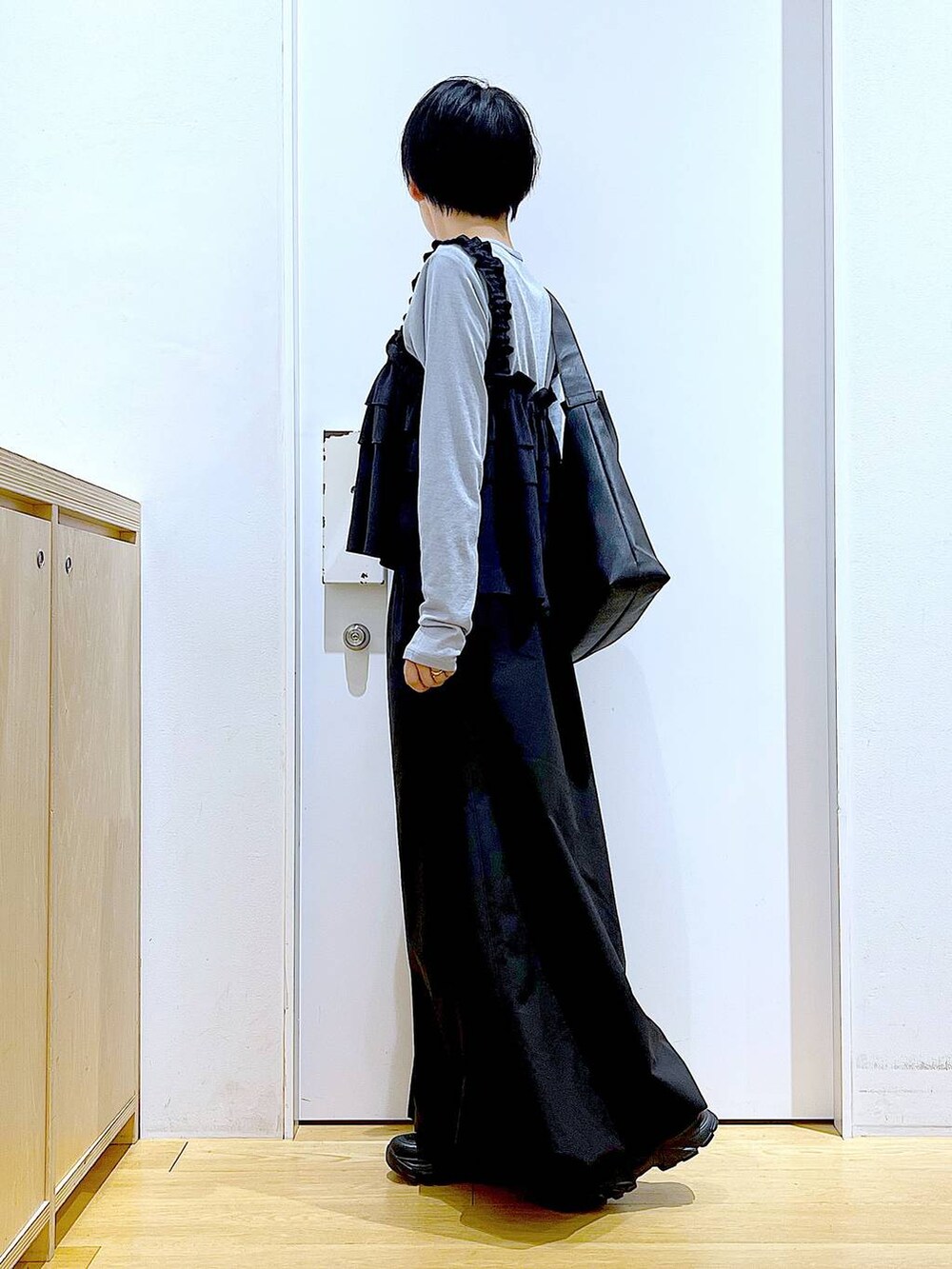 ブラック系のスニーカー、ブルー系のTシャツ/カットソー、ブラック系のその他トップスを着用したレディースの春コーディネートの3枚目の写真