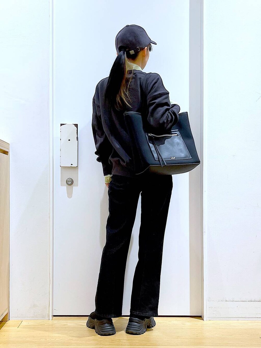 グレー系のデニムパンツ、グレー系のスウェット、グリーン系のその他トップスを着用したレディースの冬コーディネートの5枚目の写真