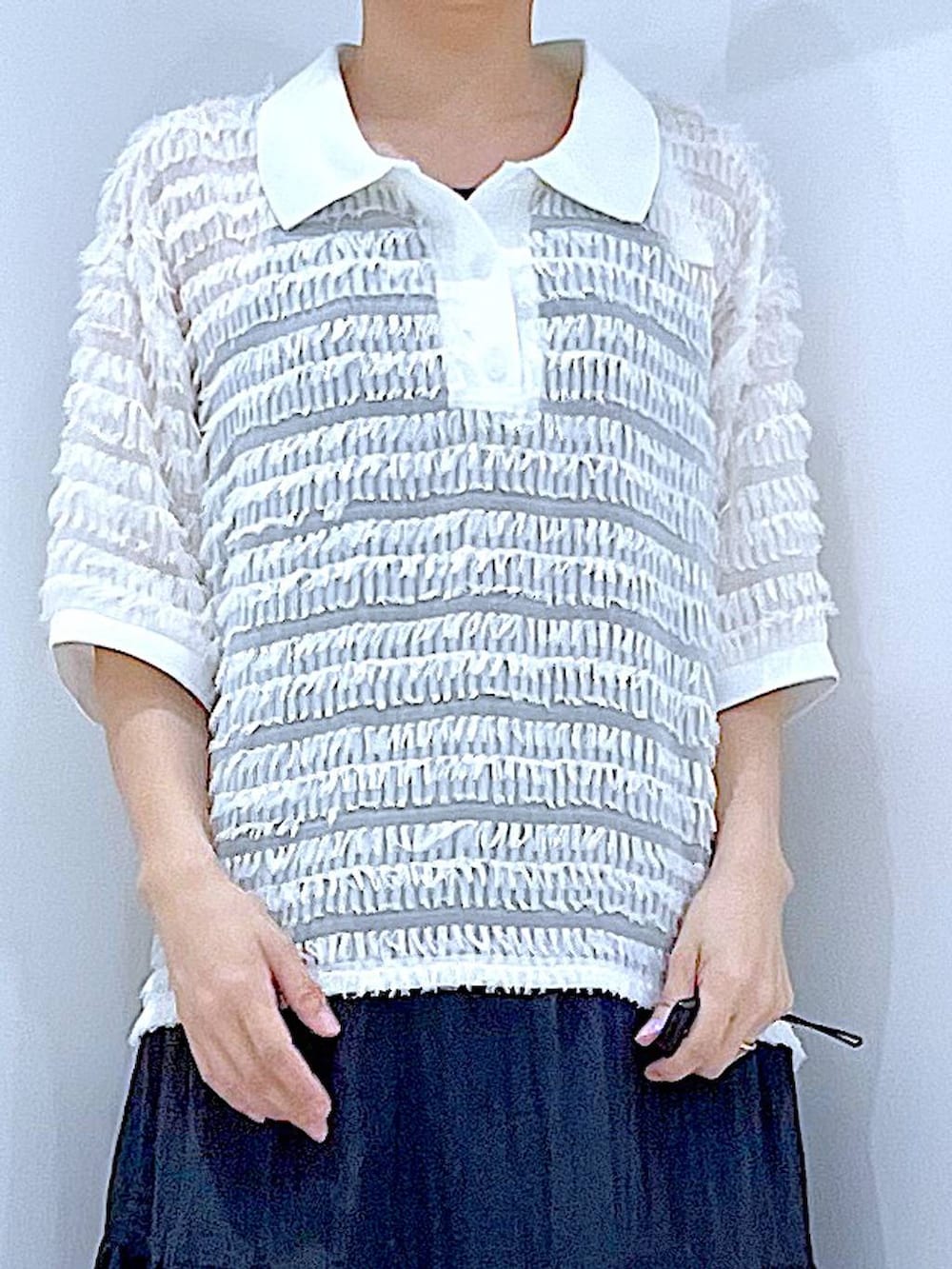 ホワイト系のショルダーバッグ、ブラック系のサンダル、ホワイト系のTシャツ/カットソーを着用したレディースの夏コーディネートの7枚目の写真