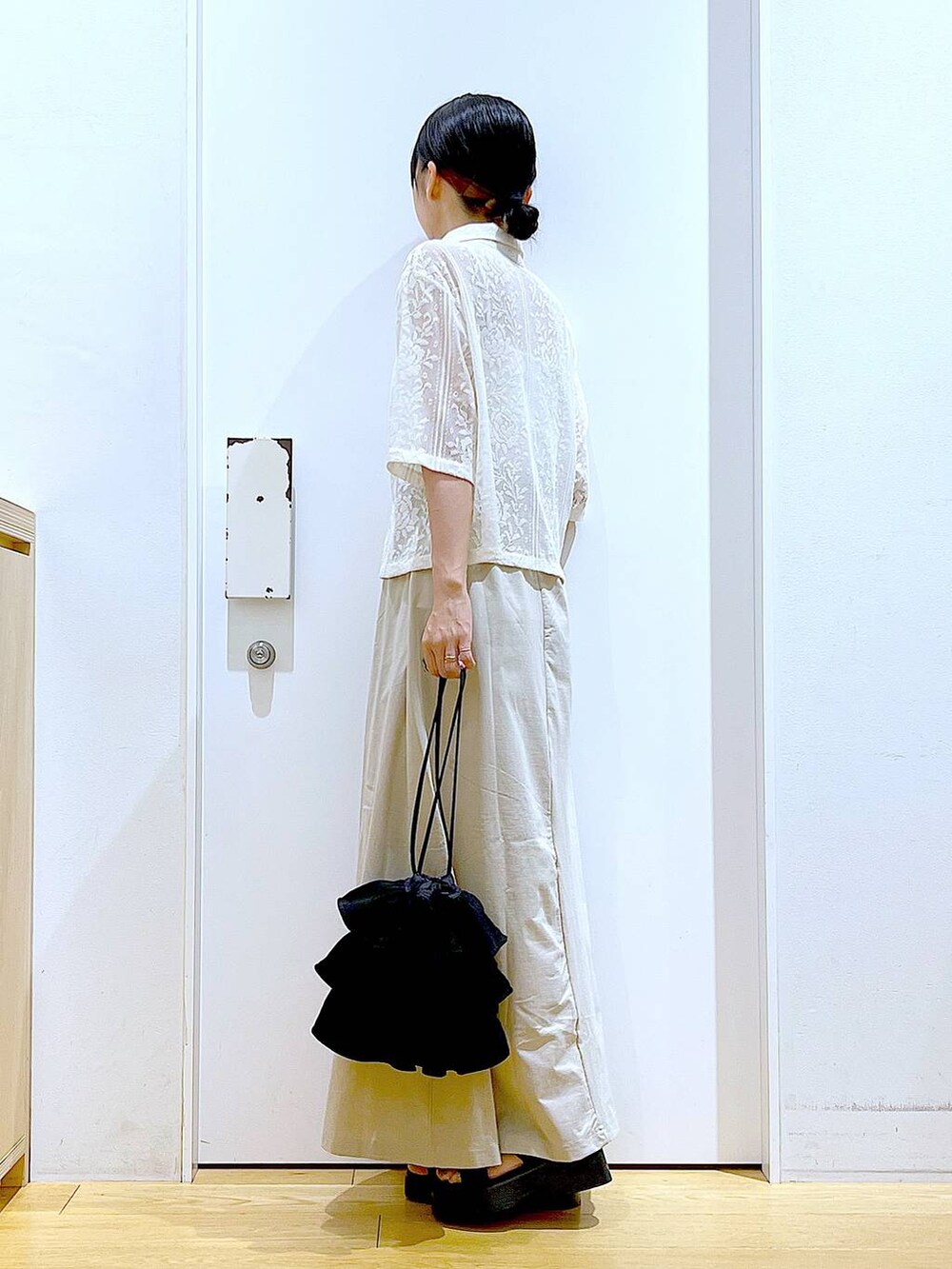 ブラック系のサンダル、ベージュ系のシャツ/ブラウス、ベージュ系のスカートを着用したレディースの夏コーディネートの3枚目の写真