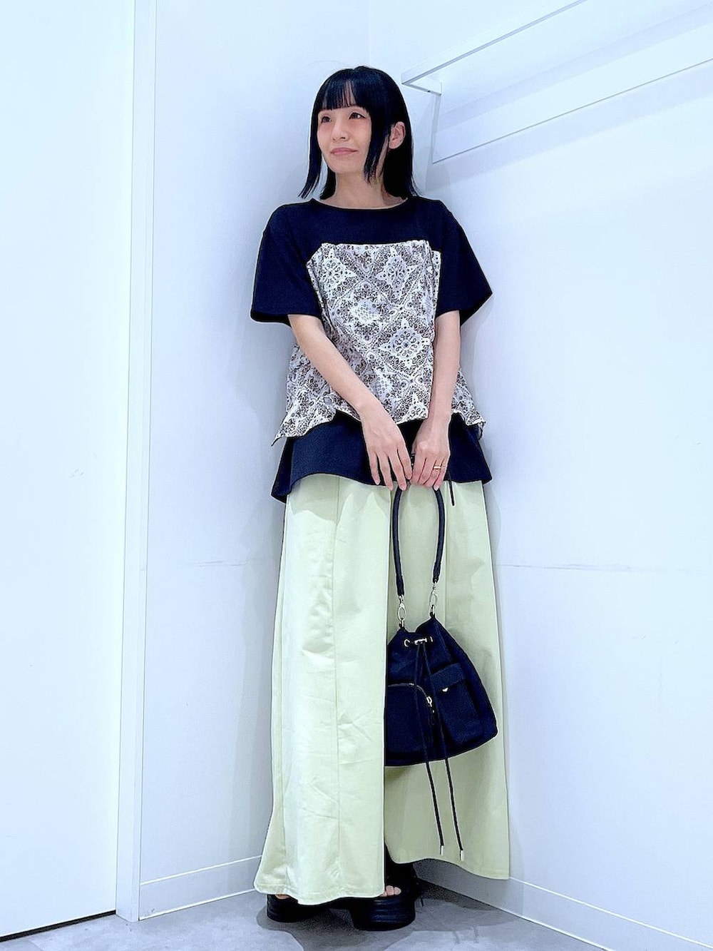 ブラック系のサンダル、ブラック系のショルダーバッグ、ブラック系のTシャツ/カットソーを着用したレディースの春コーディネートの2枚目の写真