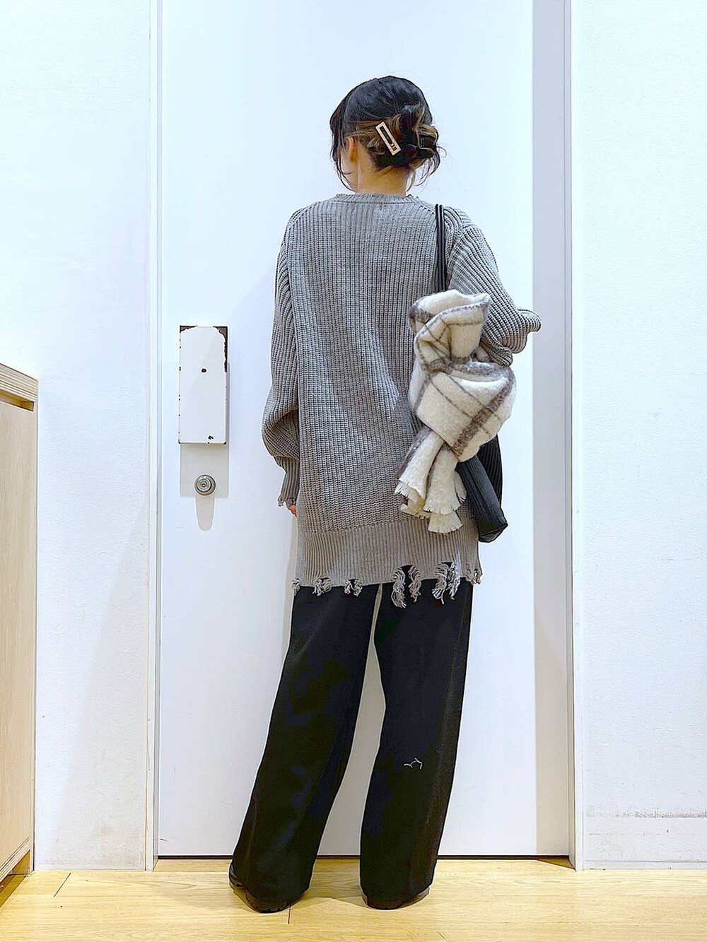 ブラック系のブーツ、ブラック系のトートバッグ、ブラック系のその他パンツを着用したレディースの冬コーディネートの5枚目の写真