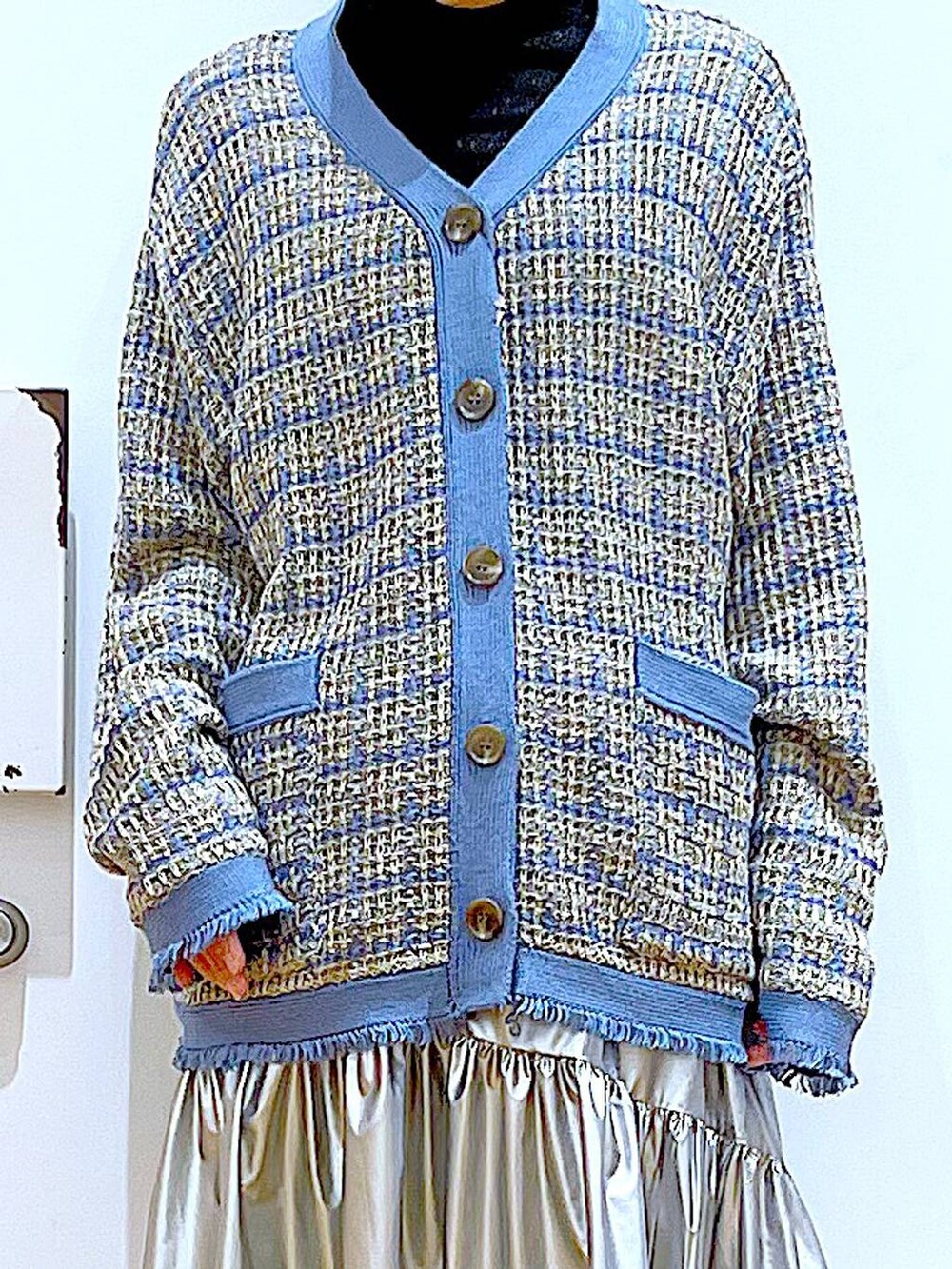 ブラック系のTシャツ/カットソー、シルバー系のスカート、ブルー系のカーディガン/ボレロを着用したレディースの冬コーディネートの7枚目の写真