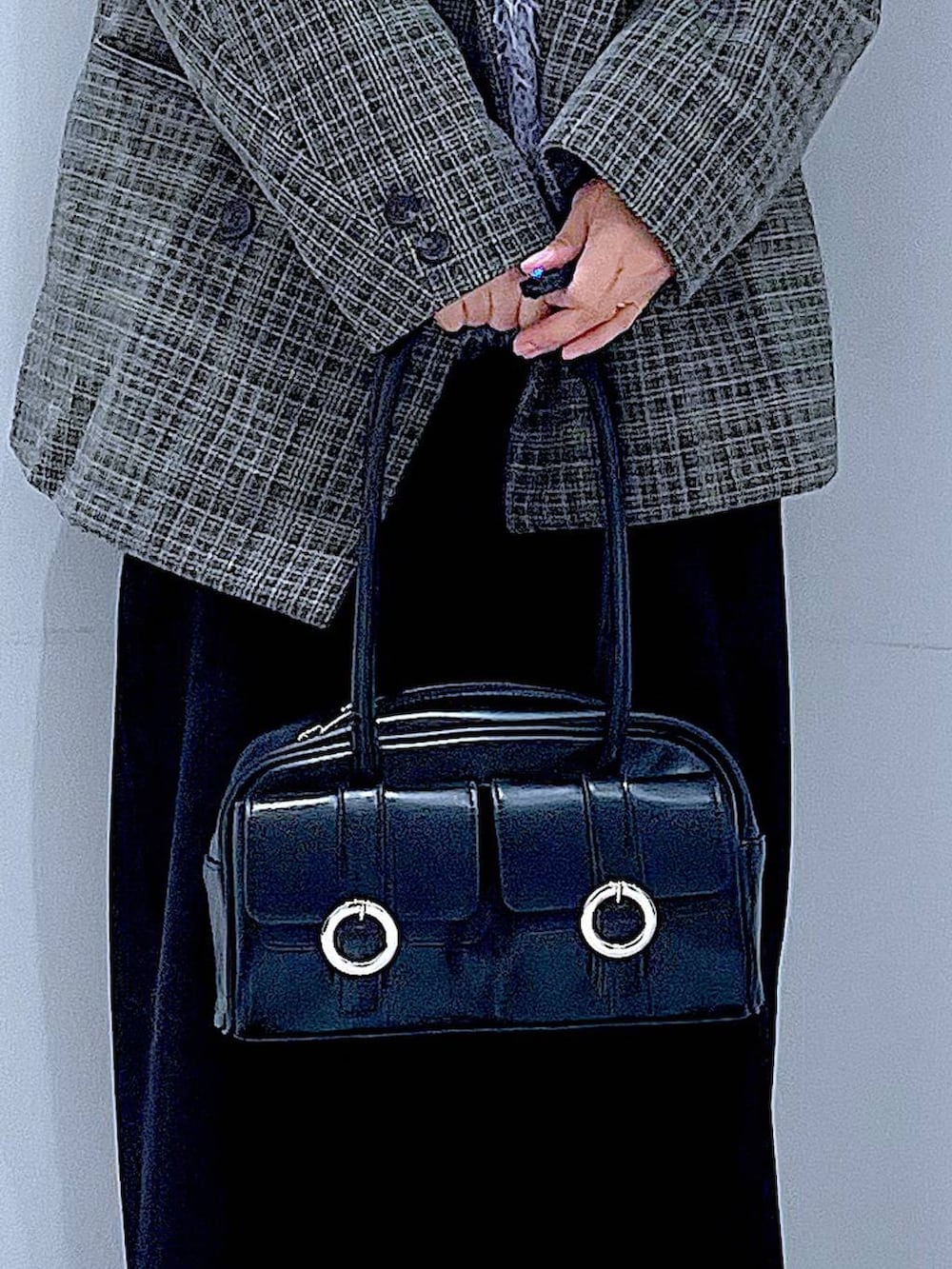 ブラック系のショルダーバッグ、ブラック系のスカート、ブラック系のブーツを着用したレディースの冬コーディネートの9枚目の写真