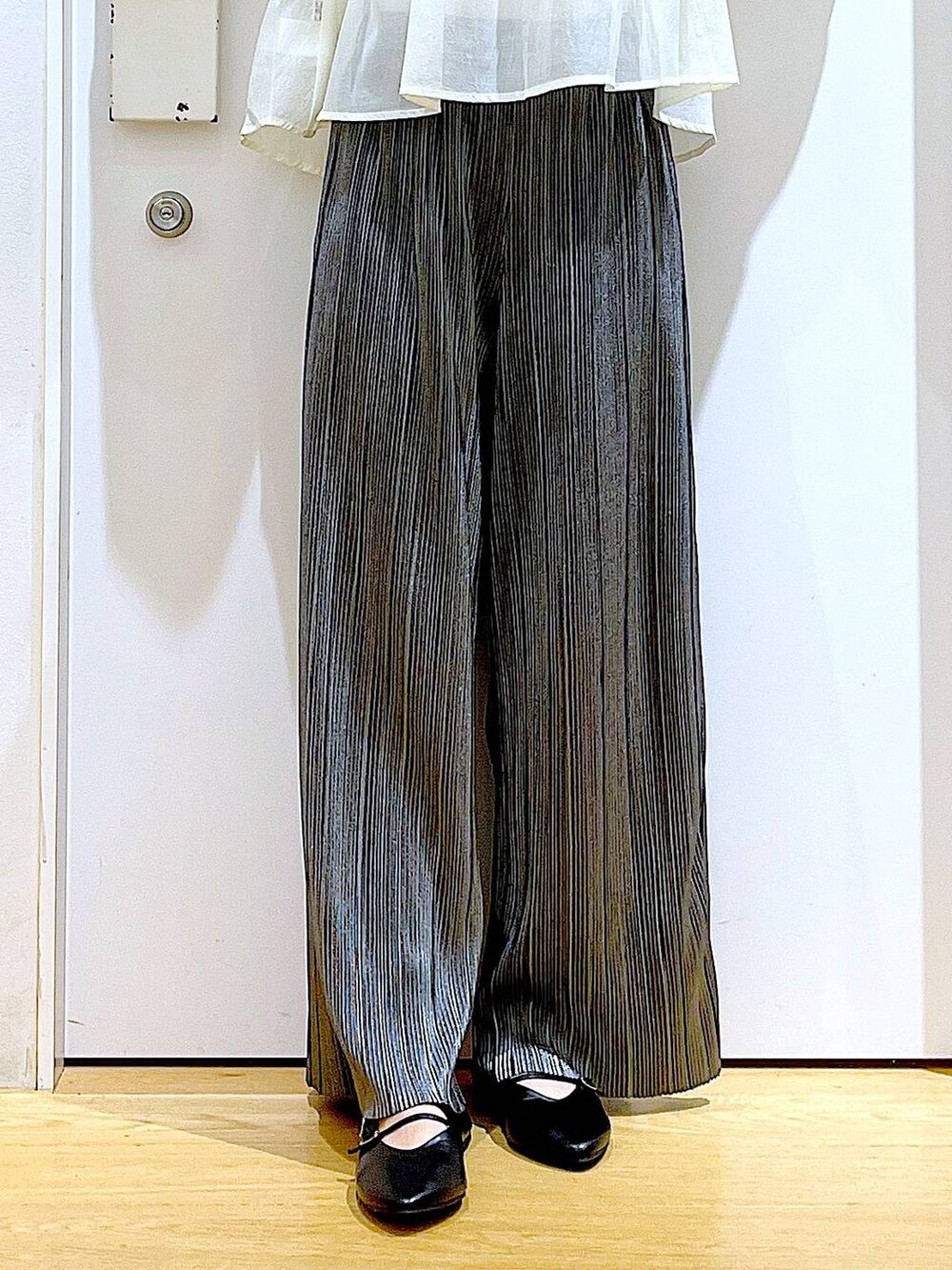 グレー系のその他パンツ、ブラック系のパンプス、ホワイト系のシャツ/ブラウスを着用したレディースの秋コーディネートの8枚目の写真