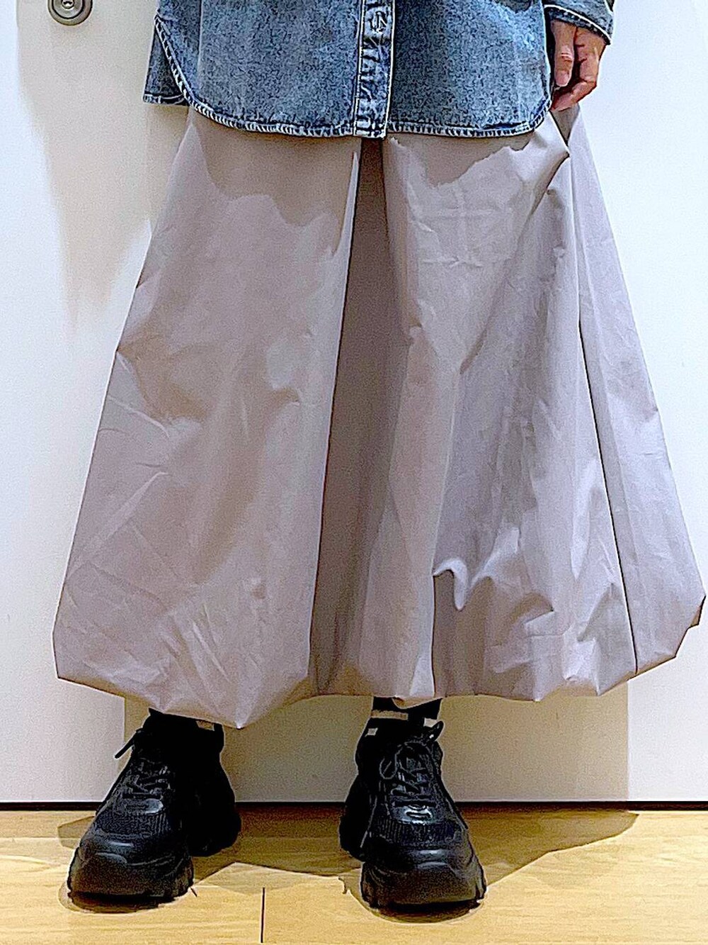 ブルー系のシャツ/ブラウス、ブラック系のスニーカー、ホワイト系のバックパック/リュックを着用したレディースの春コーディネートの8枚目の写真