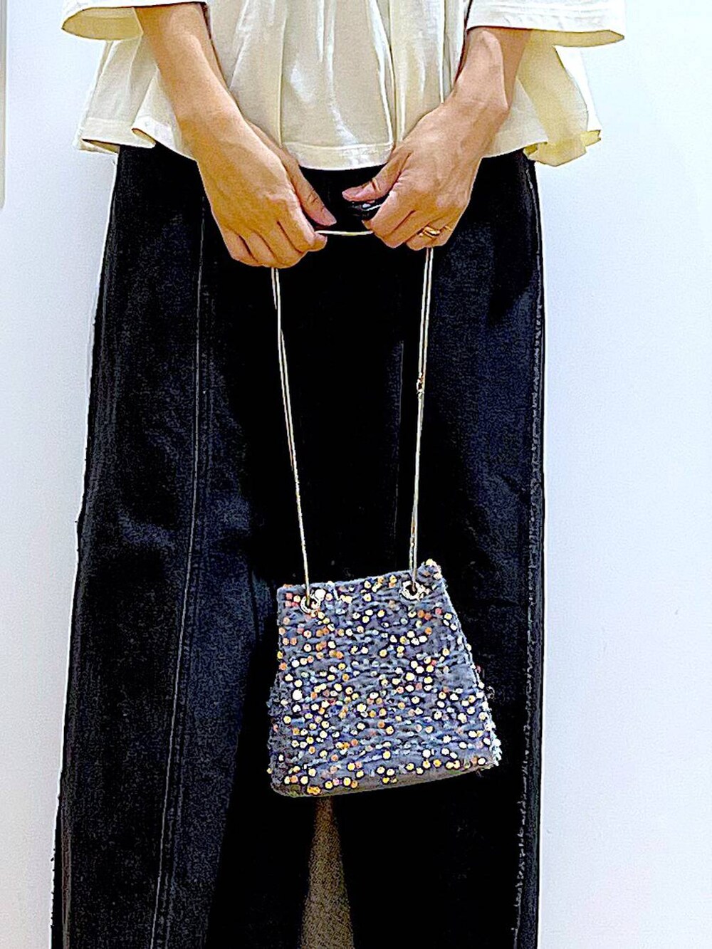 グレー系のショルダーバッグ、ブラック系のローファー、ベージュ系のTシャツ/カットソーを着用したレディースの秋コーディネートの9枚目の写真