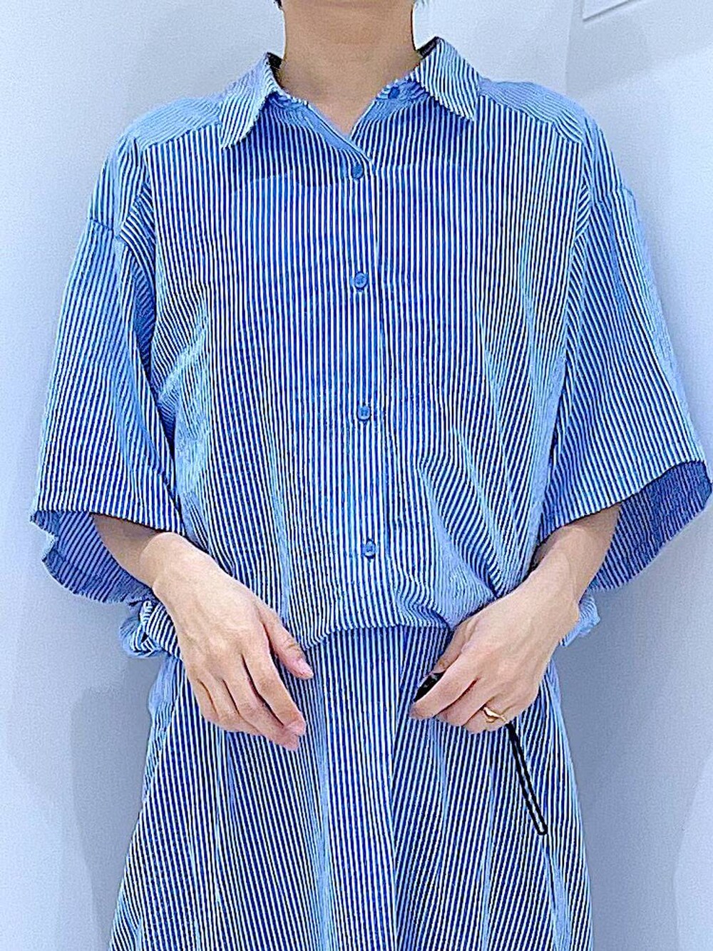 ブラック系のサンダル、ブルー系のワンピースを着用したレディースの夏コーディネートの7枚目の写真