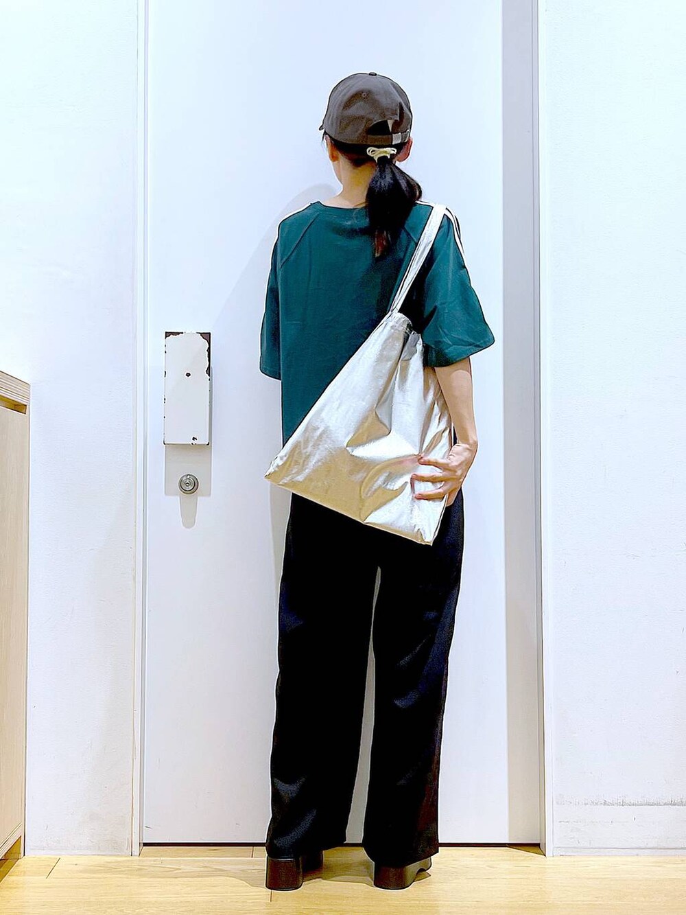 シルバー系のトートバッグ、ブラック系のサンダル、ブラック系のその他パンツを着用したレディースの夏コーディネートの5枚目の写真