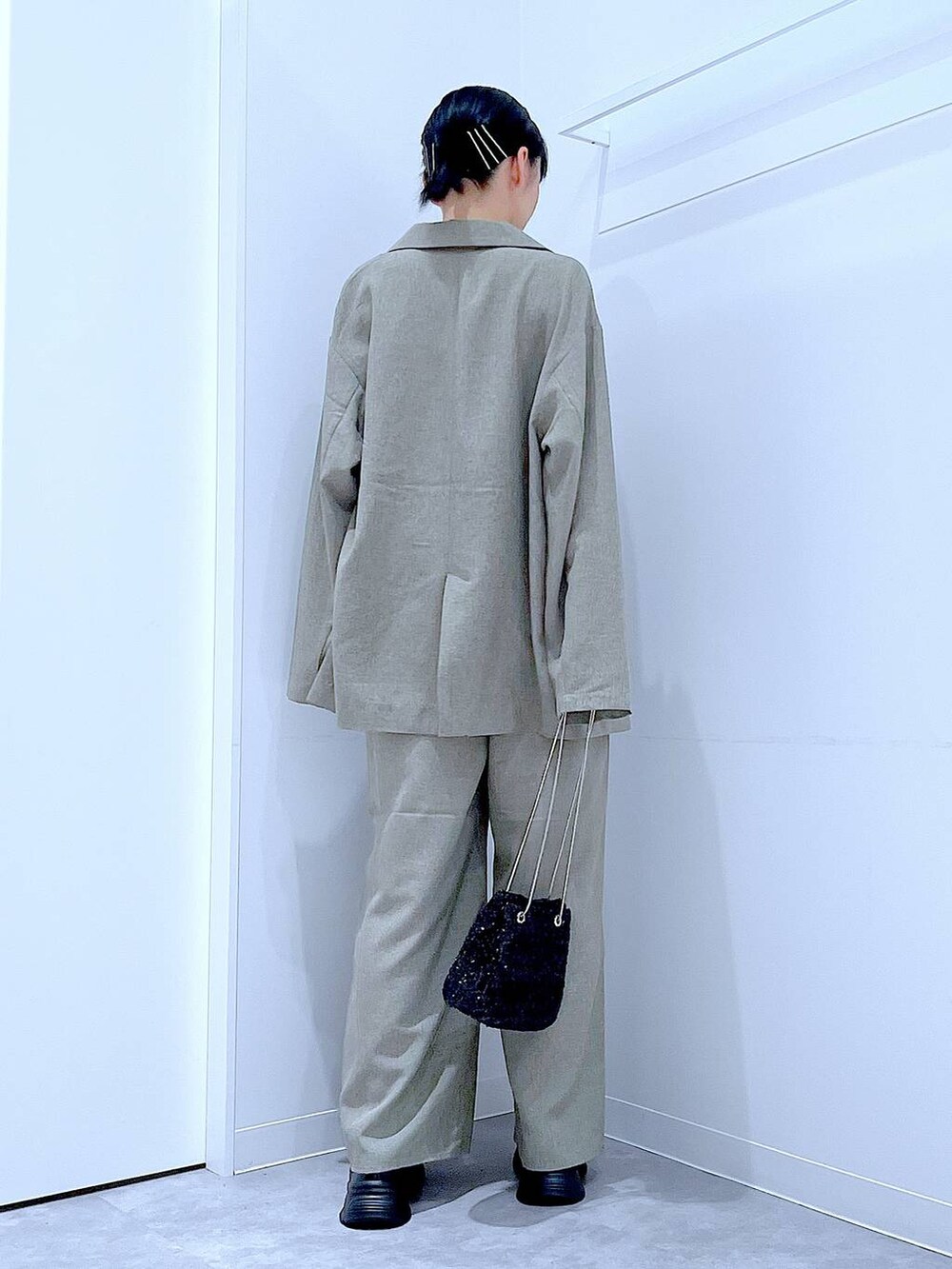 ブラック系のショルダーバッグ、ブラック系のローファー、ブラウン系のテーラードジャケットを着用したレディースの秋コーディネートの5枚目の写真