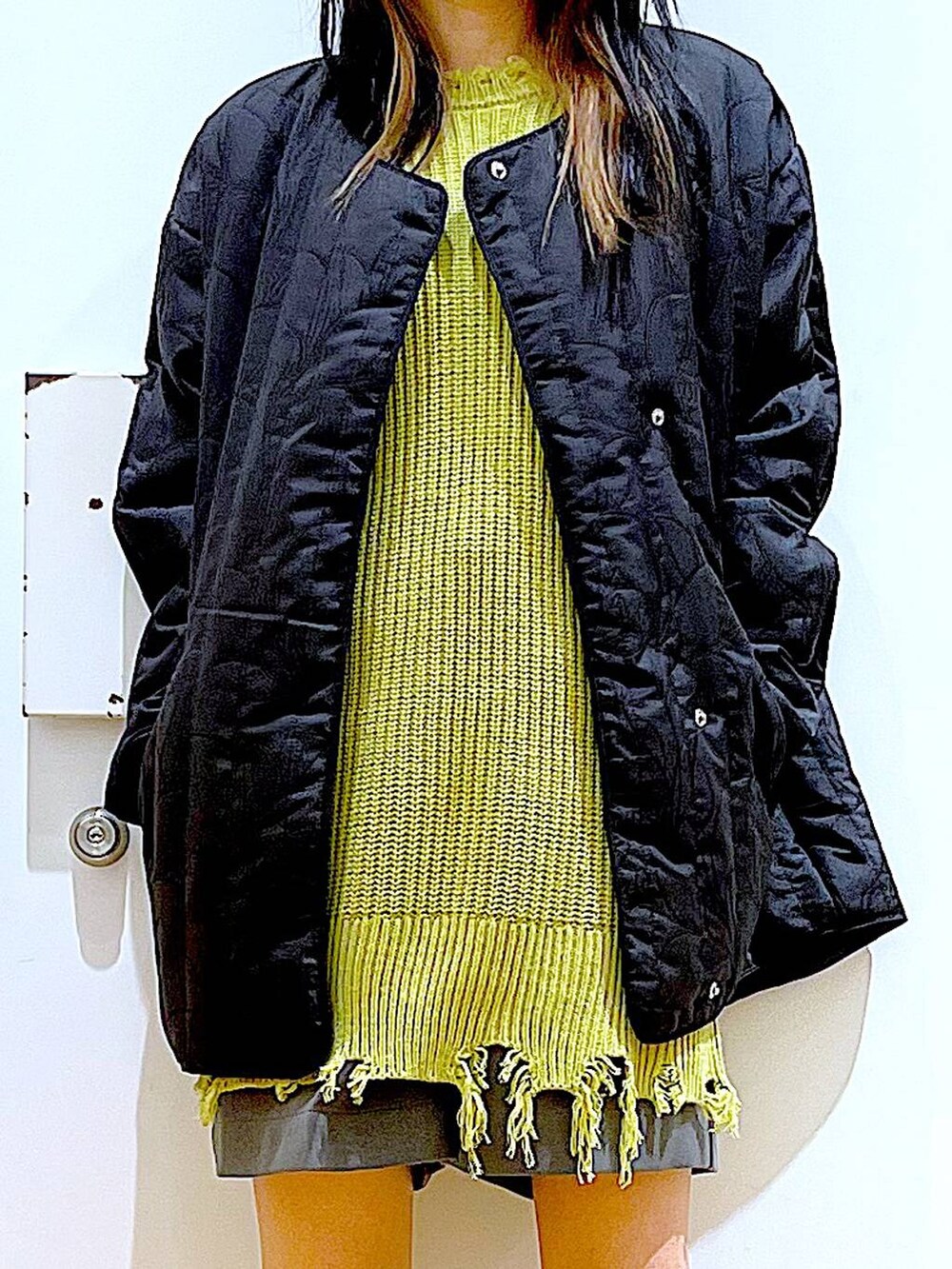 ブラック系のブーツ、ブラック系のショルダーバッグ、グレー系のその他パンツを着用したレディースの冬コーディネートの7枚目の写真