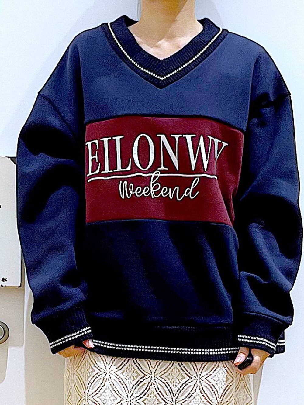 ブラック系のブーツ、ホワイト系のスカート、ブラック系のショルダーバッグを着用したレディースの冬コーディネートの7枚目の写真