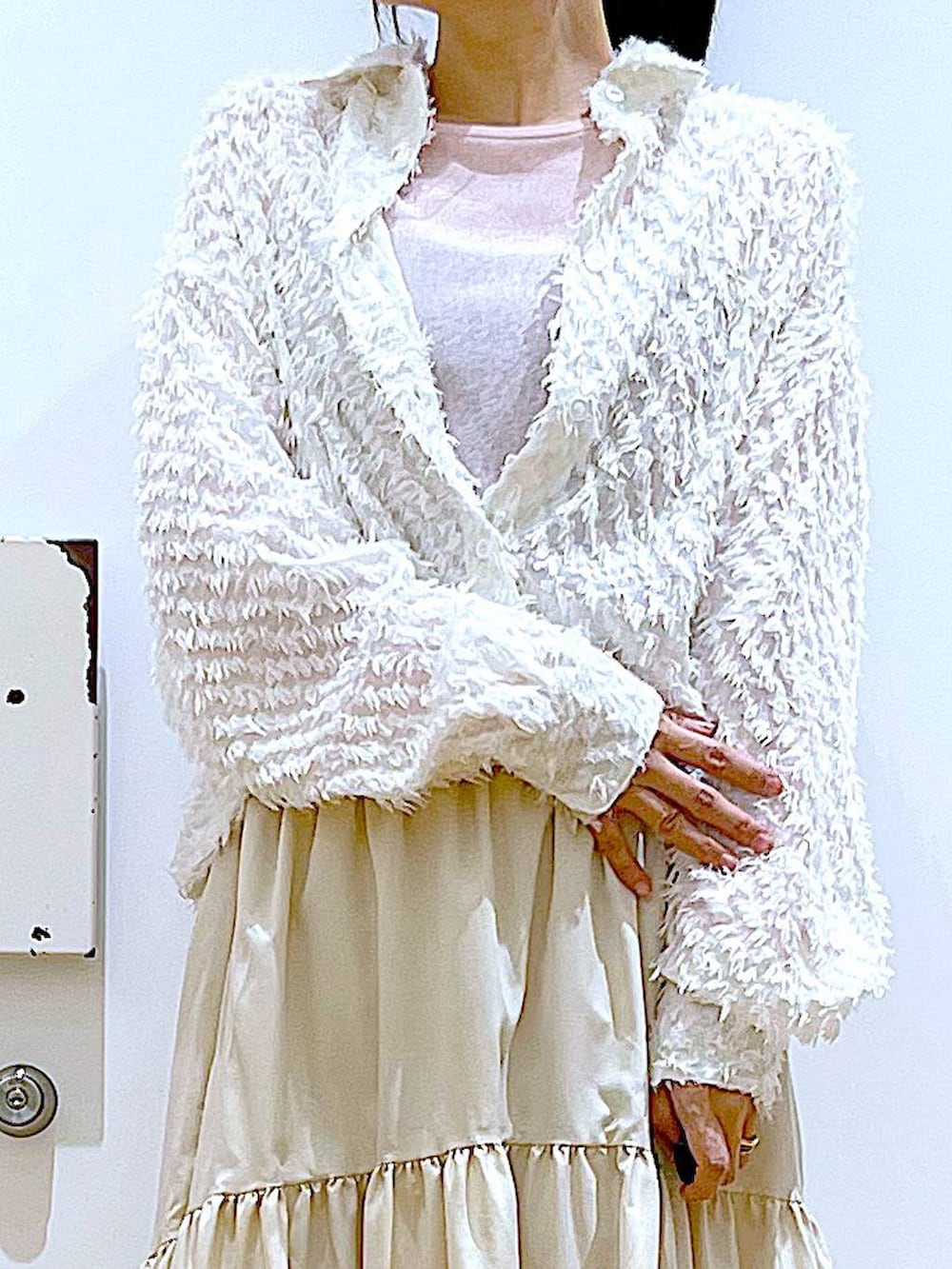 グレー系のトートバッグ、ホワイト系のシャツ/ブラウス、ベージュ系のスニーカーを着用したレディースの春コーディネートの7枚目の写真