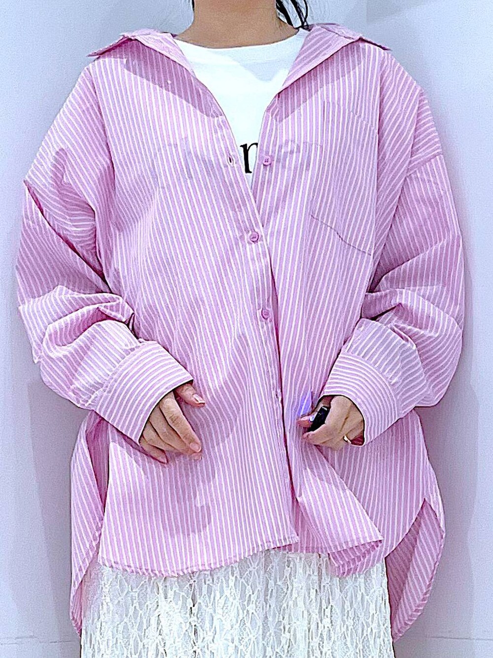 ピンク系のシャツ/ブラウス、ホワイト系のショルダーバッグ、ホワイト系のTシャツ/カットソーを着用したレディースの春コーディネートの7枚目の写真