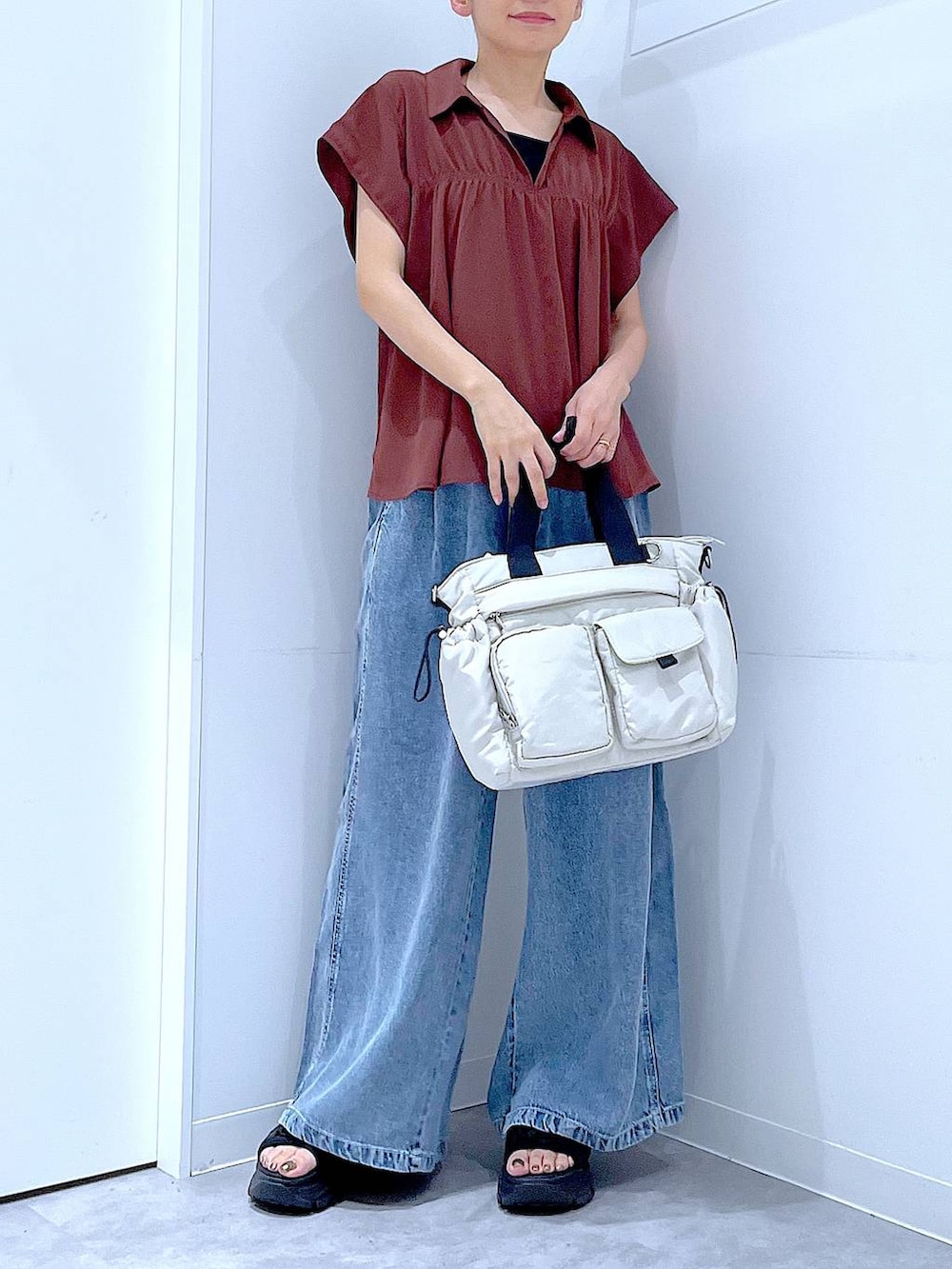 ホワイト系のトートバッグ、ブルー系のデニムパンツ、ブラウン系のシャツ/ブラウスを着用したレディースの夏コーディネートの6枚目の写真