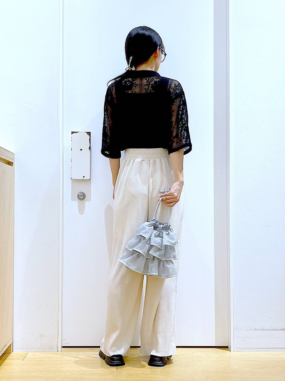 シルバー系のショルダーバッグ、ブラック系のサンダル、ブラック系のシャツ/ブラウスを着用したレディースの夏コーディネートの5枚目の写真