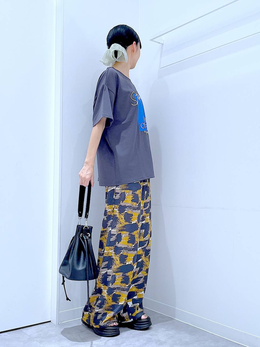 グレー系のTシャツ/カットソー、グレー系のその他パンツ、ブラック系のサンダルを着用したレディースの夏コーディネートの4枚目の写真