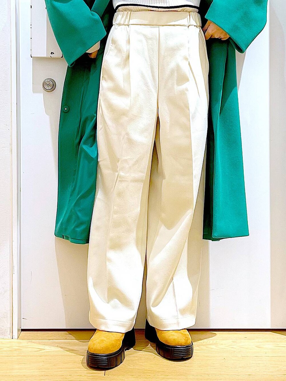 グレー系のショルダーバッグ、ホワイト系のニット/セーター、ベージュ系のブーツを着用したレディースの冬コーディネートの8枚目の写真