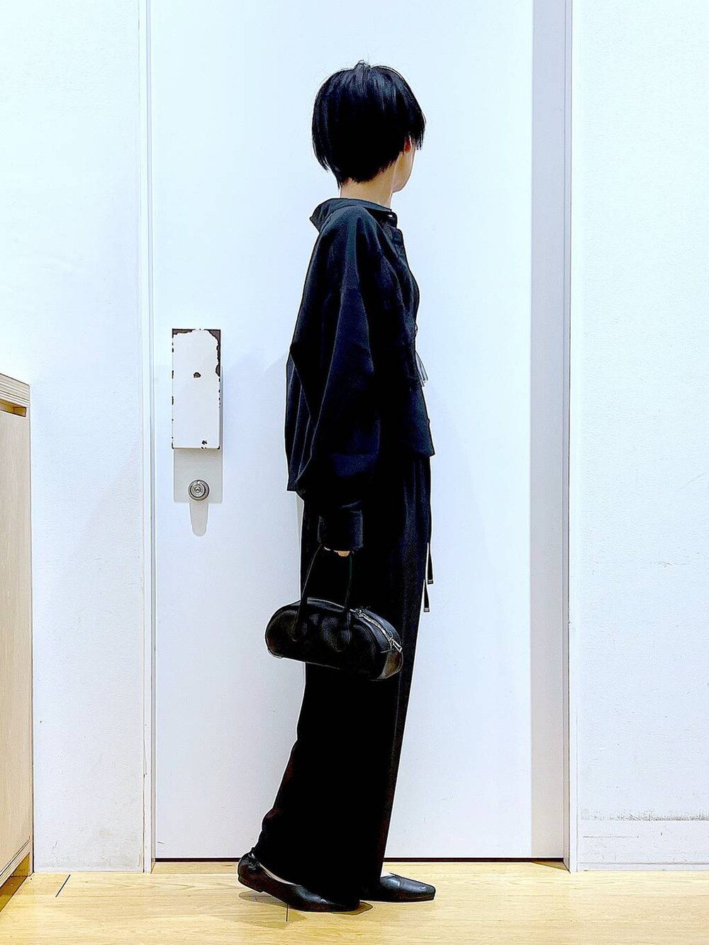 ブラック系のボストンバッグ、ブラック系のその他パンツ、ブラック系のパンプスを着用したレディースの春コーディネートの4枚目の写真