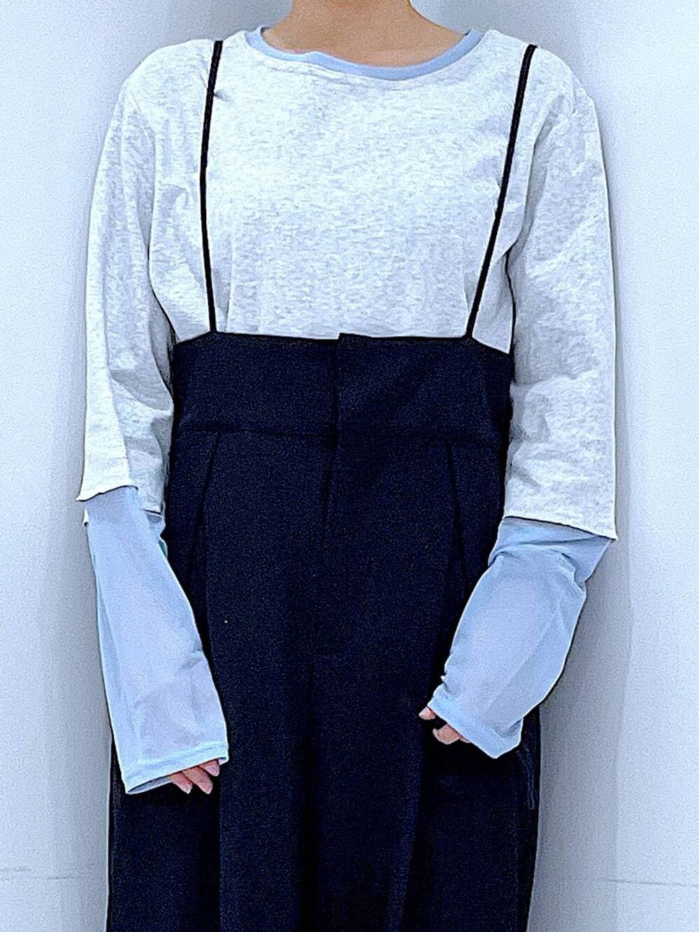 ホワイト系のショルダーバッグ、ブラック系のローファー、ブラック系のサロペット/オーバーオールを着用したレディースの春コーディネートの7枚目の写真