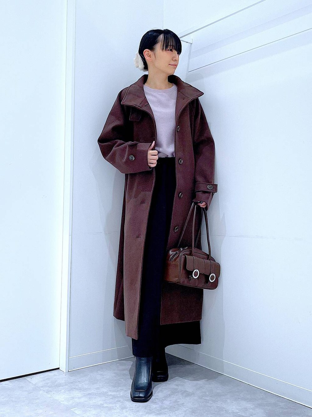 ブラウン系のその他アウター、ブラウン系のショルダーバッグ、ブラック系のスカートを着用したレディースの冬コーディネートの2枚目の写真