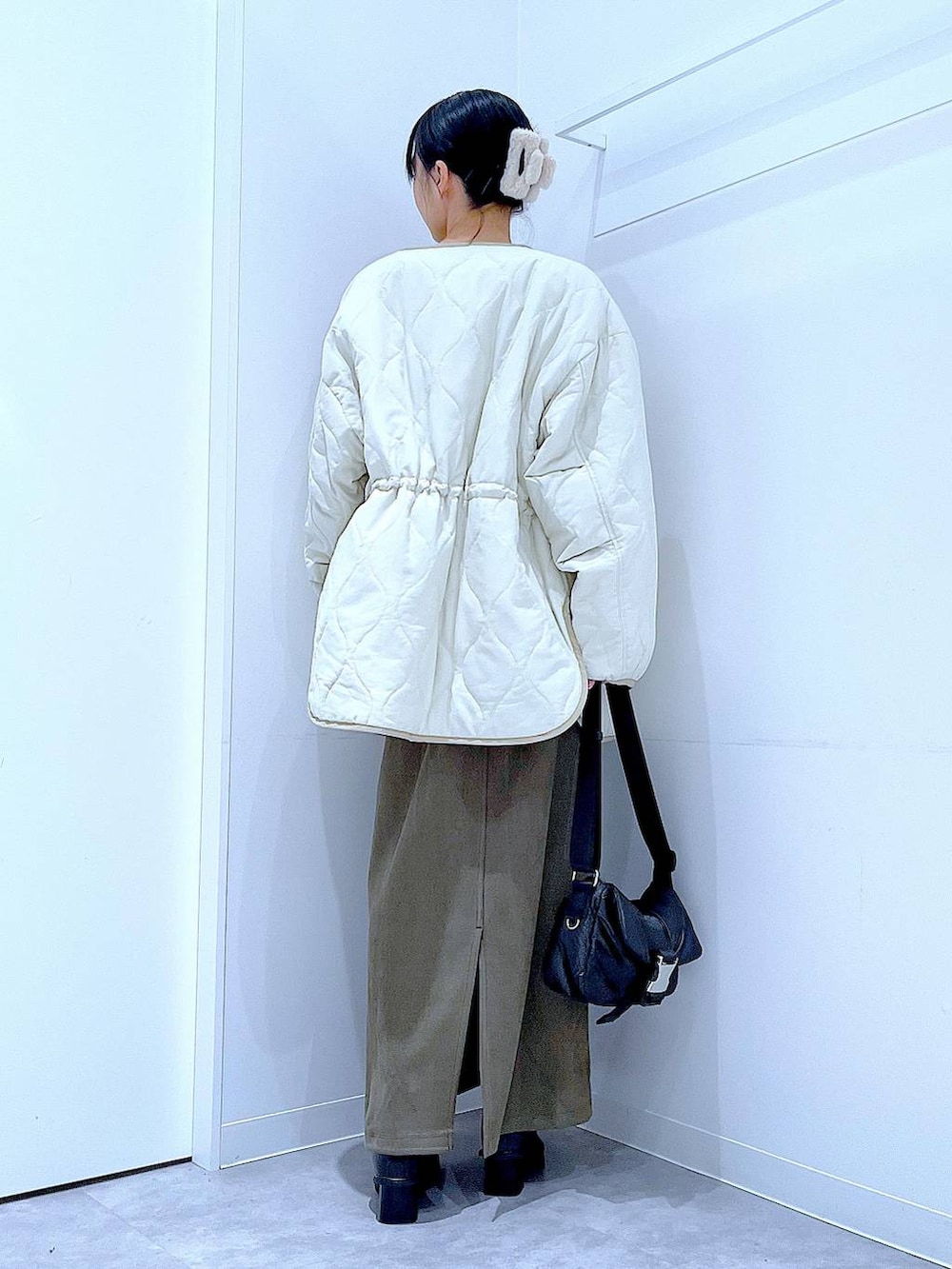 ベージュ系のブルゾン、ブラック系のブーツ、ベージュ系のニット/セーターを着用したレディースの冬コーディネートの5枚目の写真