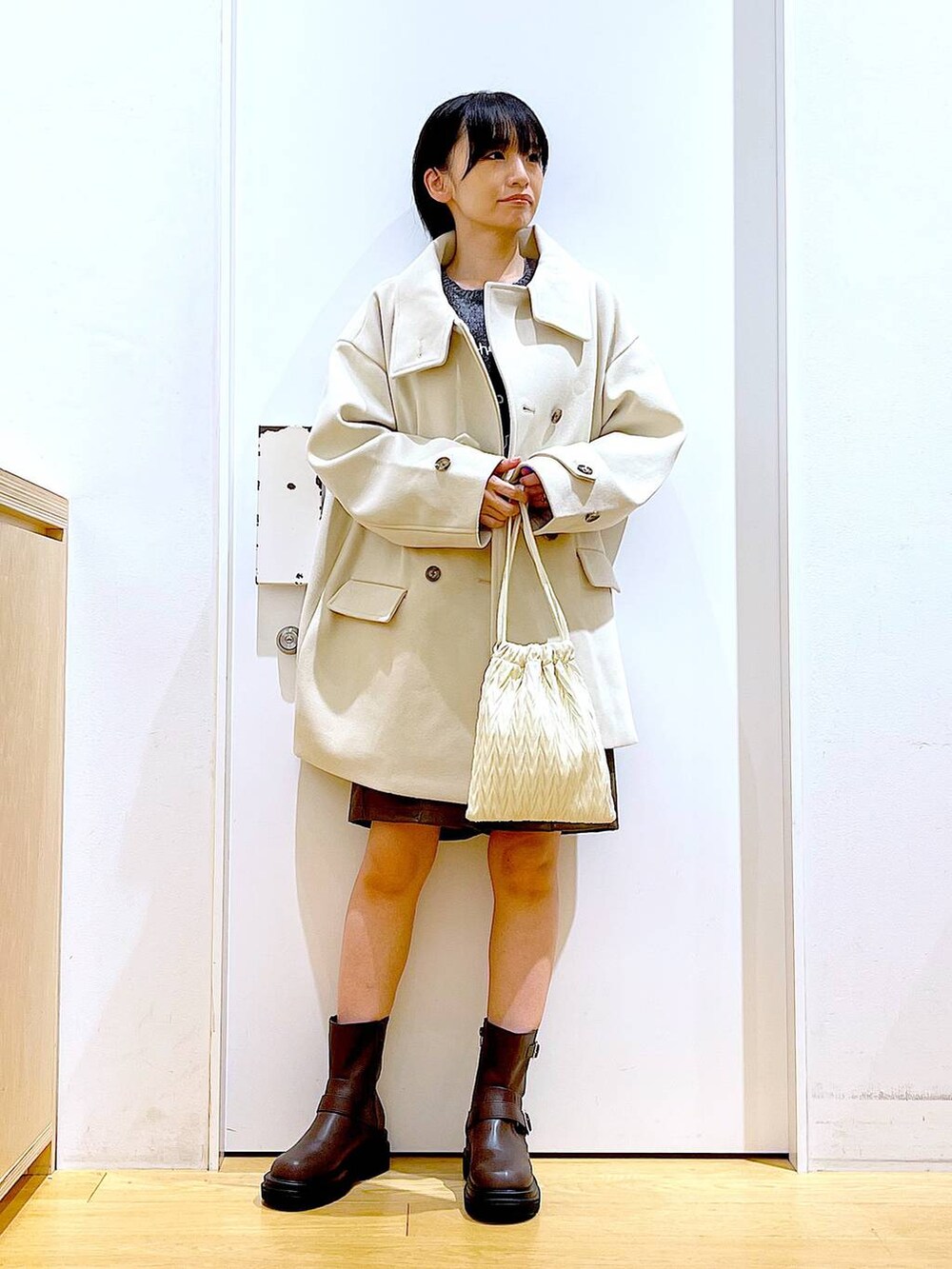「休日コーデ、骨格ウェーブ、LAKOLE、ウーリーテック、コート、ニット、ショートパンツ、ブーツ、巾着バッグ、デートコーデ、冬コーデ、クリスマス、おでかけ、カジュアル、リラックス」｜「LAKOLEのウーリーテックミドルコート / 116702（ステンカラーコート、ホワイト系）」を使った、あおき@LAKOLE海老名さん（レディース・156cm）の冬コーディネートの2枚目の写真