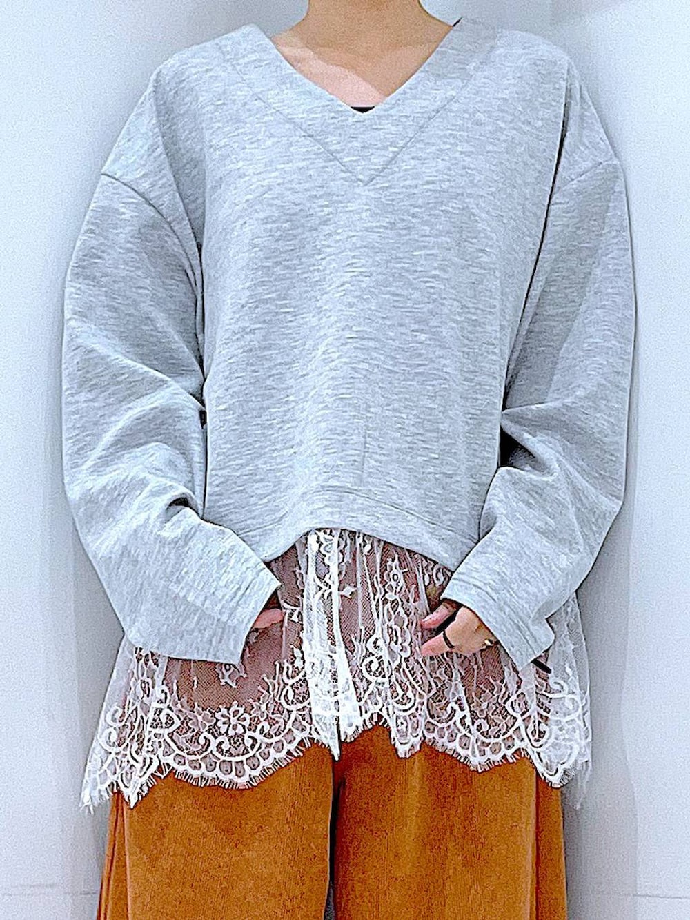 ブラック系のブーツ、ブラウン系のショルダーバッグ、グレー系のTシャツ/カットソーを着用したレディースの秋コーディネートの7枚目の写真