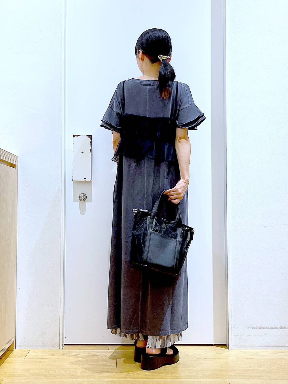 ブラック系のキャミソール、グレー系のその他パンツ、ブラック系のトートバッグを着用したレディースの夏コーディネートの5枚目の写真