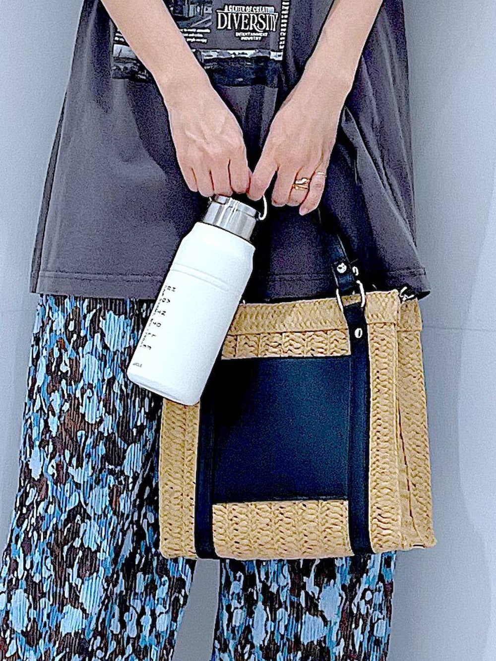 ホワイト系のサンダル、ベージュ系のショルダーバッグ、ブルー系のその他パンツを着用したレディースの夏コーディネートの9枚目の写真