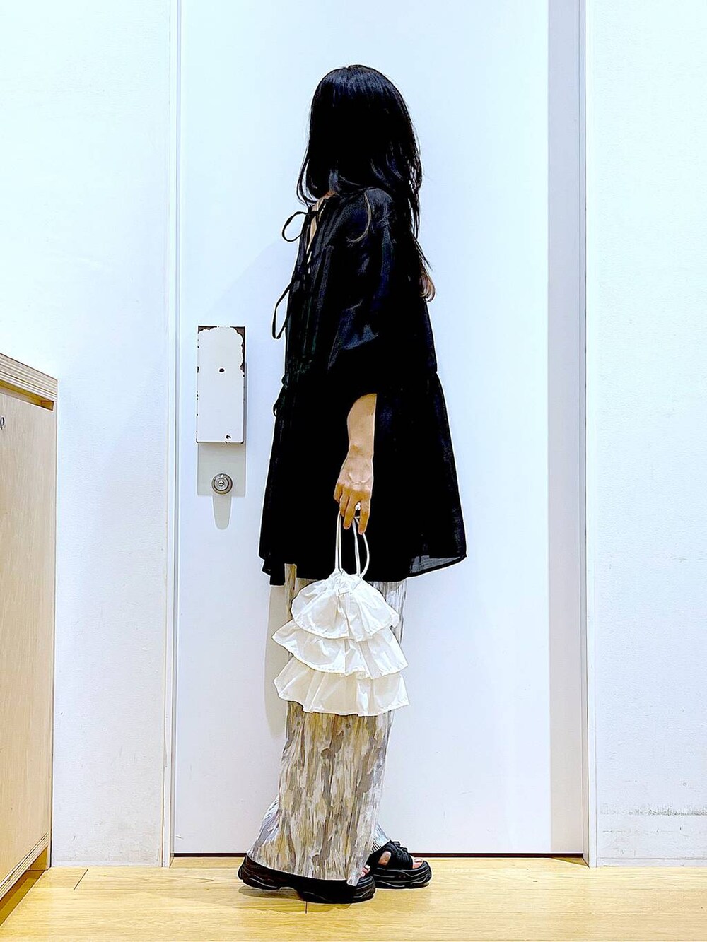 ホワイト系のショルダーバッグ、ブラック系のサンダル、ベージュ系のその他パンツを着用したレディースの夏コーディネートの4枚目の写真