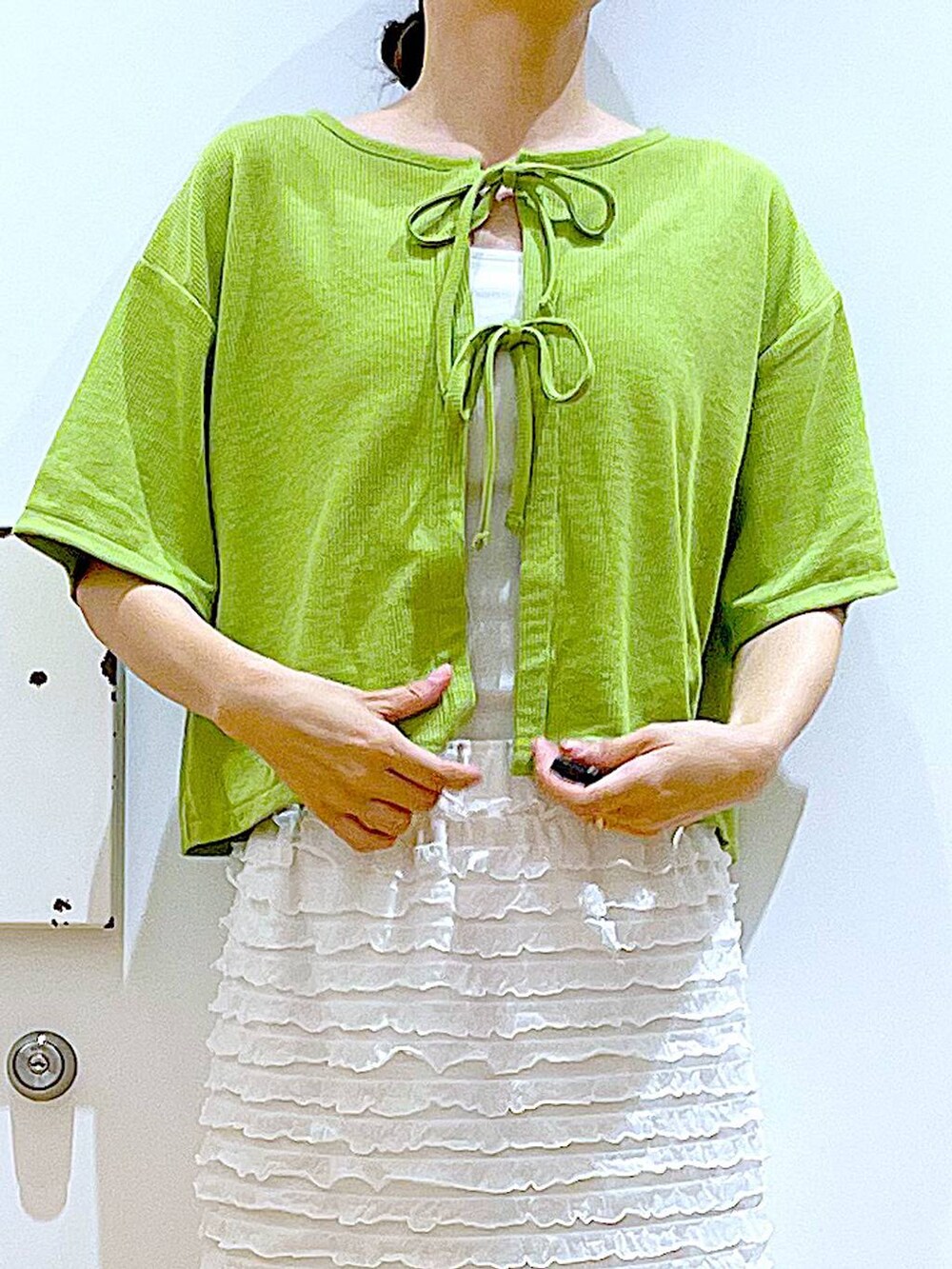 ホワイト系のサンダル、シルバー系のトートバッグ、ホワイト系のスカートを着用したレディースの秋コーディネートの7枚目の写真