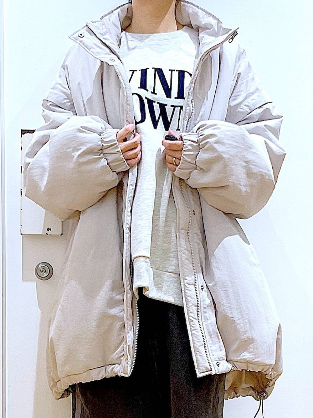 ブラック系のローファー、グレー系のその他アウター、ブラック系のショルダーバッグを着用したレディースの冬コーディネートの8枚目の写真