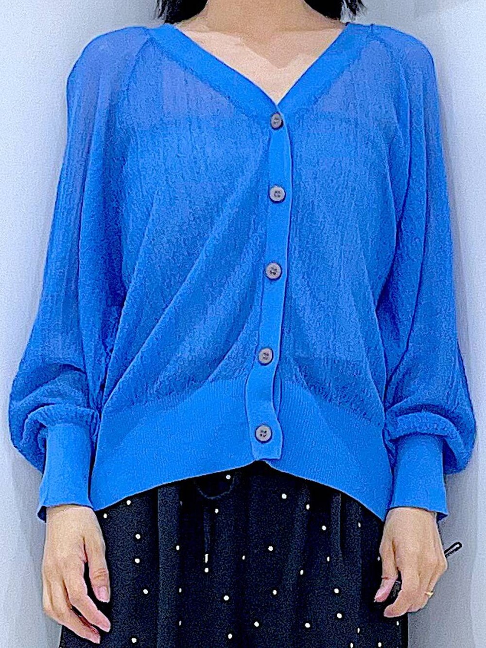 その他のその他パンツ、グレー系のショルダーバッグ、ブラック系のサンダルを着用したレディースの夏コーディネートの7枚目の写真