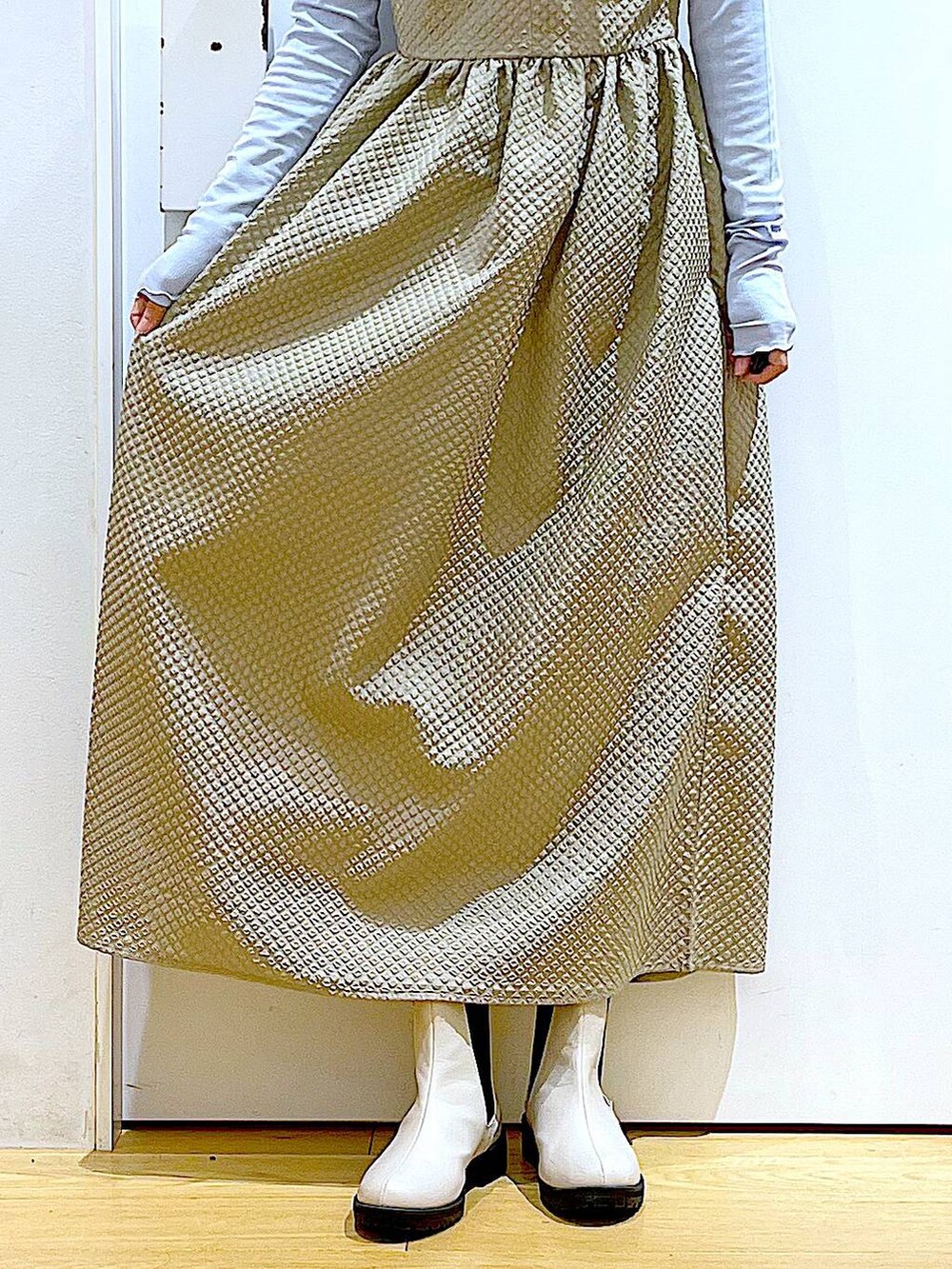 ブルー系のTシャツ/カットソー、ブラウン系のワンピース、ベージュ系のブーツを着用したレディースの冬コーディネートの8枚目の写真