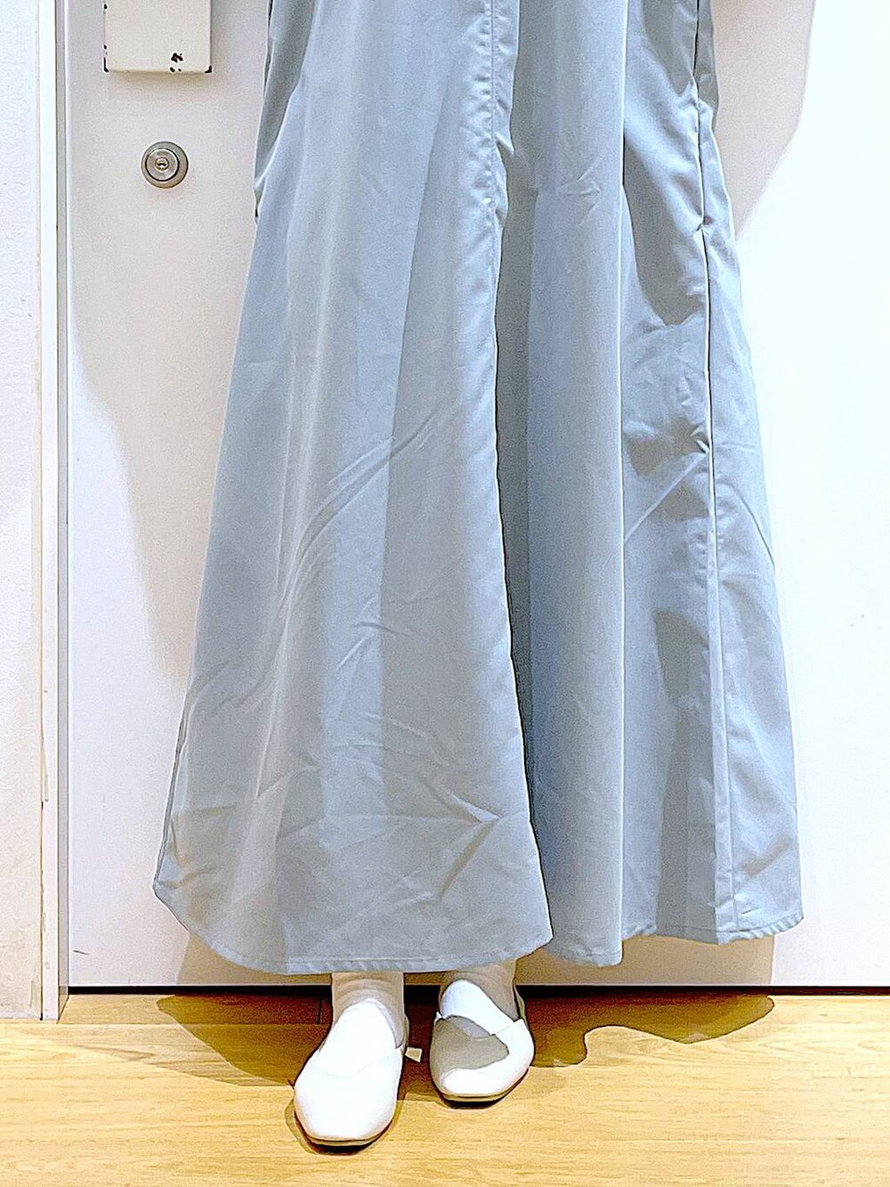 ベージュ系のTシャツ/カットソー、ホワイト系のパンプス、ベージュ系のショルダーバッグを着用したレディースの春コーディネートの8枚目の写真