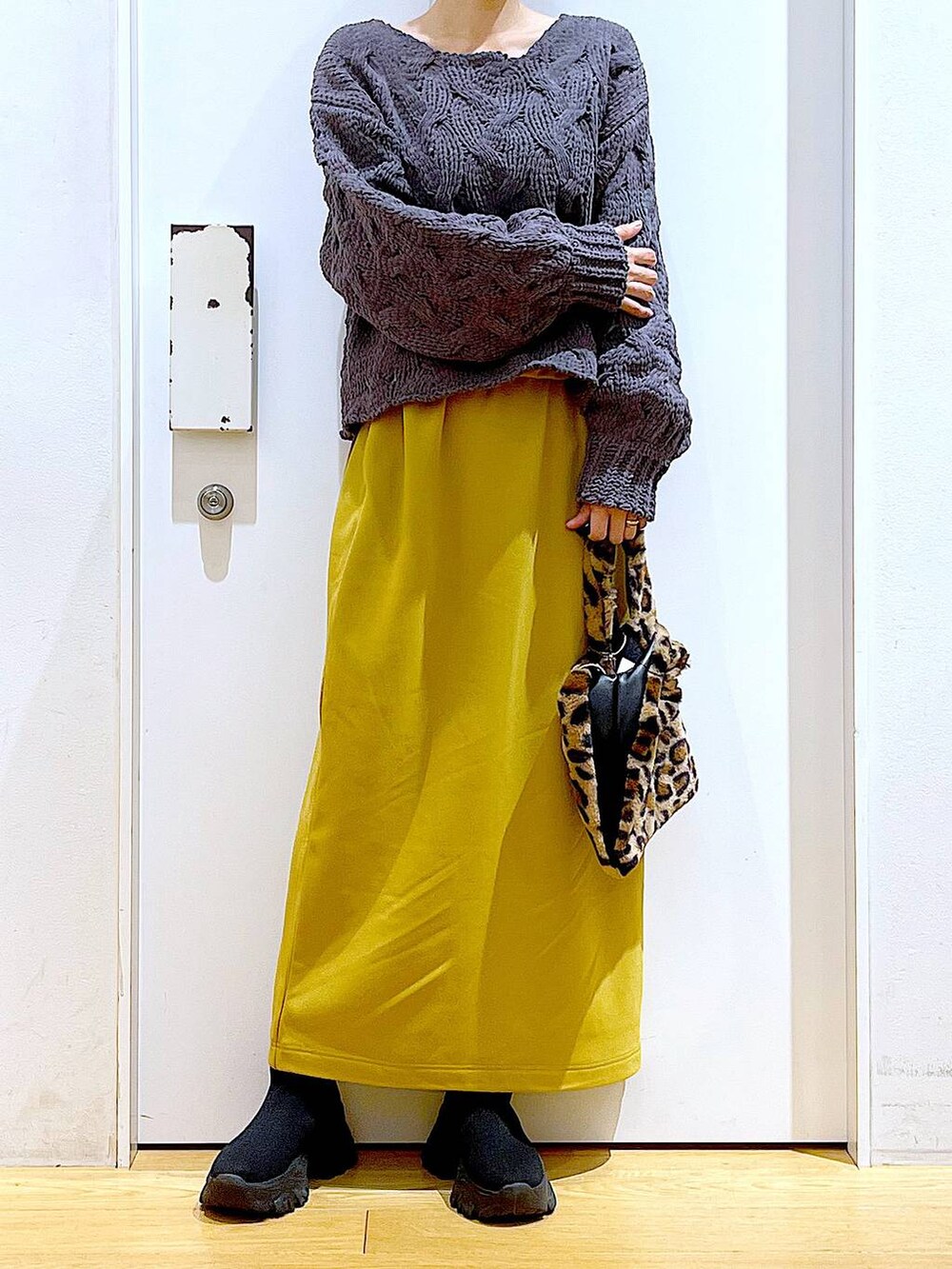 その他のショルダーバッグ、ブラック系のブーツ、グレー系のニット/セーターを着用したレディースの冬コーディネートの6枚目の写真