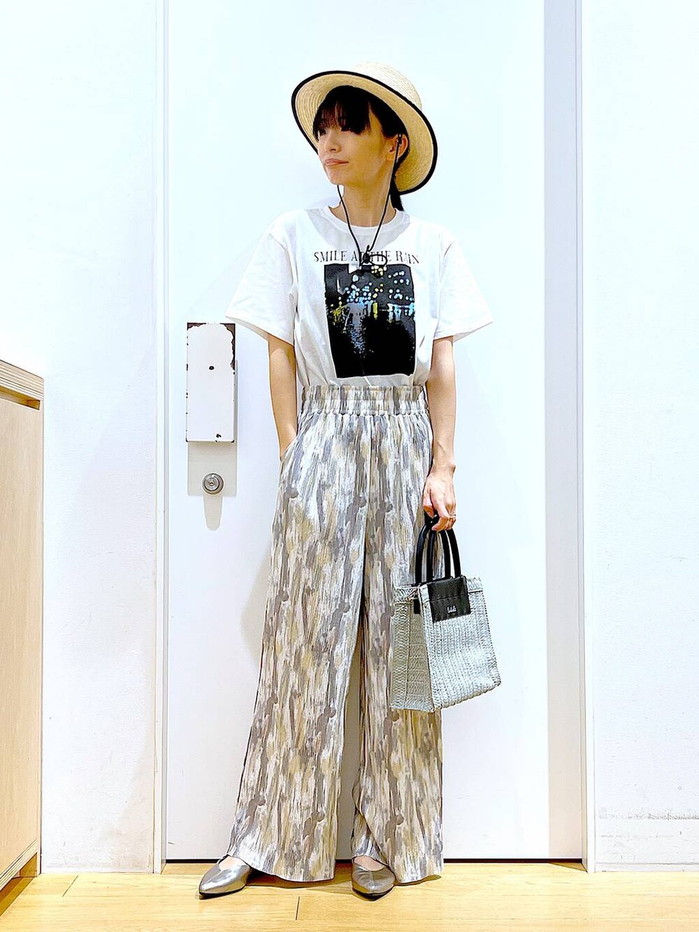 ベージュ系のその他パンツ、その他のパンプス、グレー系のショルダーバッグを着用したレディースの夏コーディネートの2枚目の写真