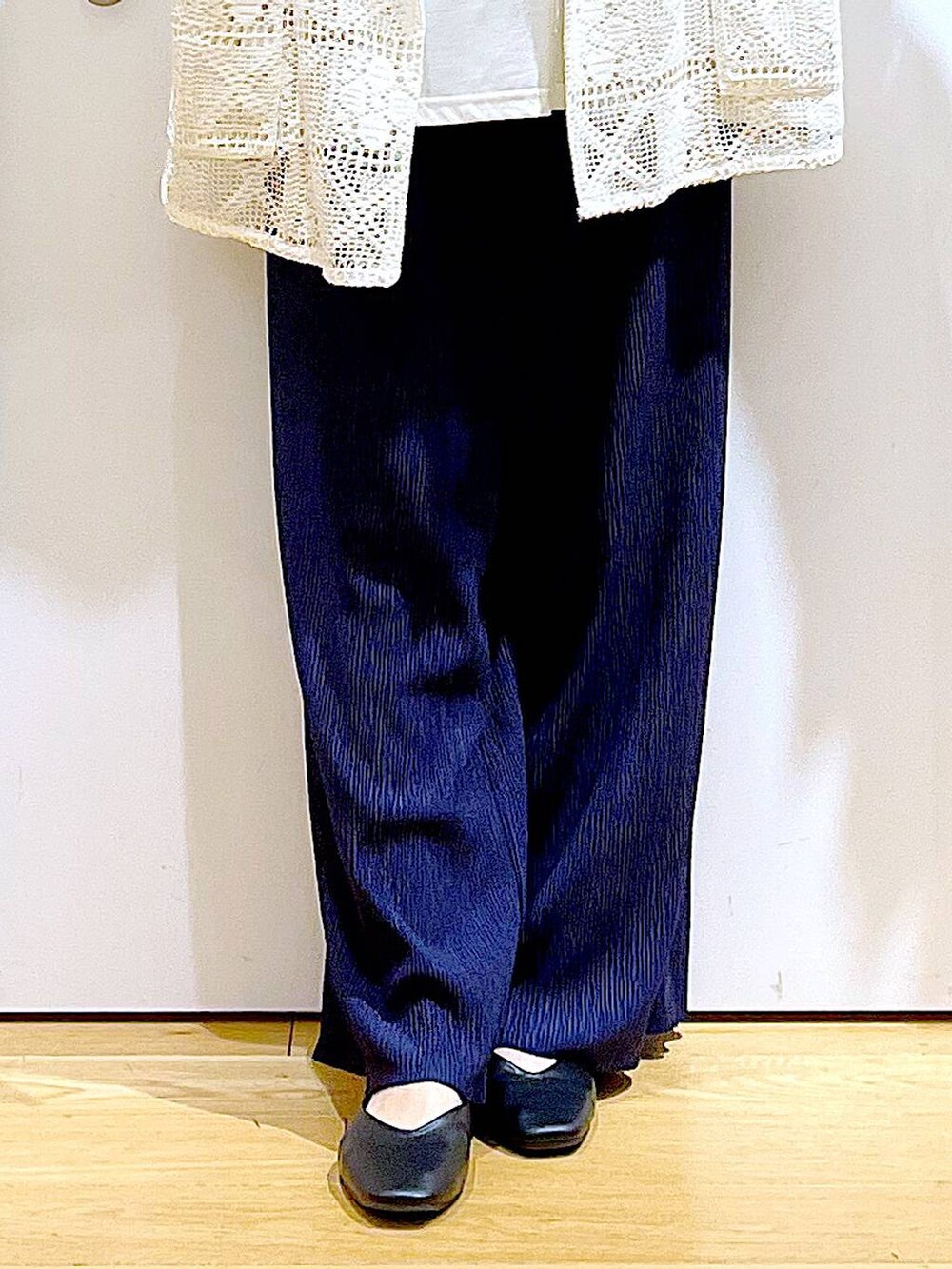 ブラック系のパンプス、ブラック系のショルダーバッグ、ホワイト系のテーラードジャケットを着用したレディースの春コーディネートの8枚目の写真