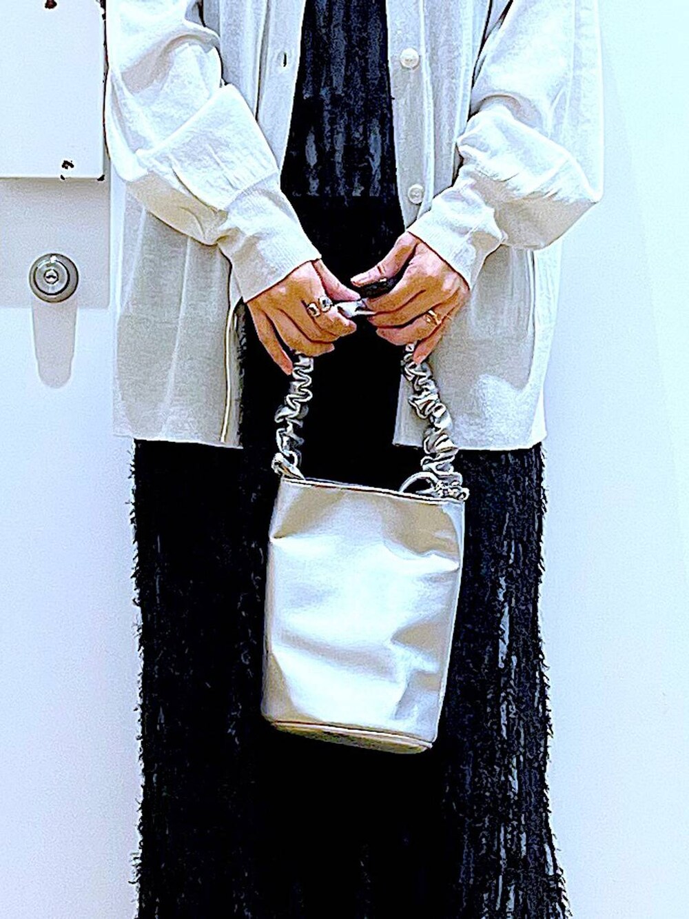 その他のショルダーバッグ、ブルー系のデニムパンツ、ブルー系のニット/セーターを着用したレディースの夏コーディネートの9枚目の写真