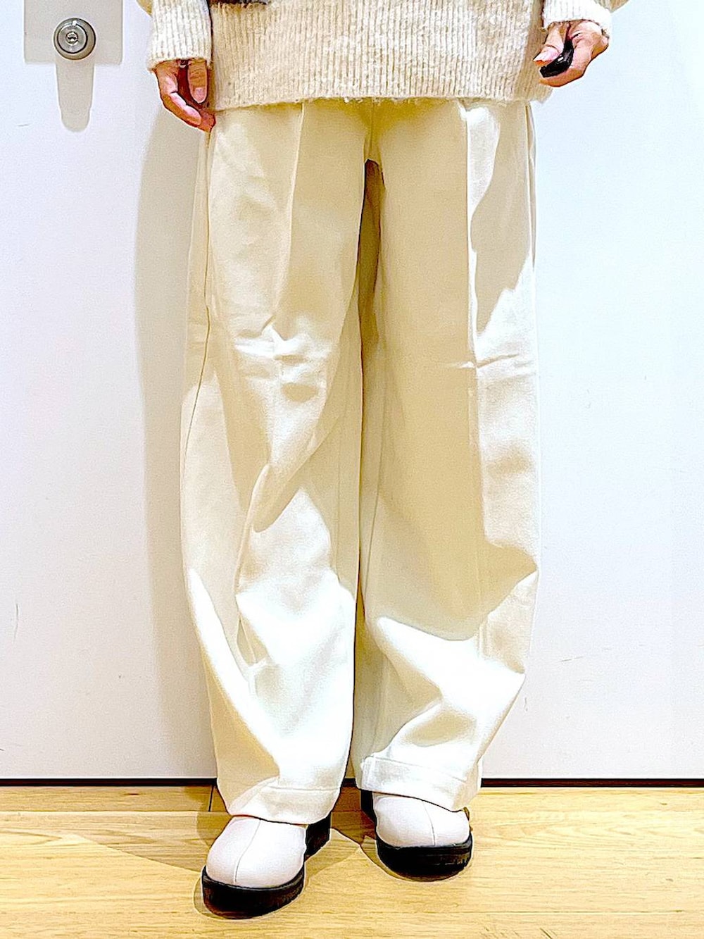 ホワイト系のショルダーバッグ、ベージュ系のブーツ、ベージュ系のその他パンツを着用したレディースの冬コーディネートの8枚目の写真