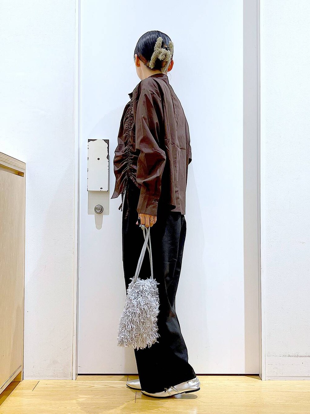 グレー系のショルダーバッグ、シルバー系のパンプス、ブラウン系のシャツ/ブラウスを着用したレディースの秋コーディネートの3枚目の写真