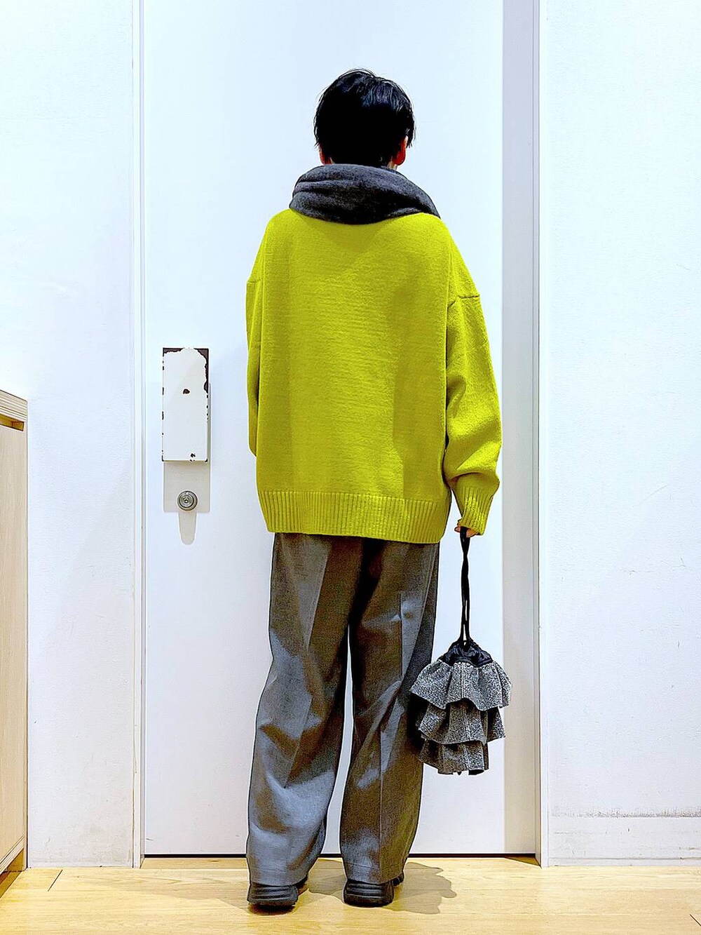 ブラック系のブーツ、シルバー系のショルダーバッグ、グレー系のその他パンツを着用したレディースの冬コーディネートの5枚目の写真
