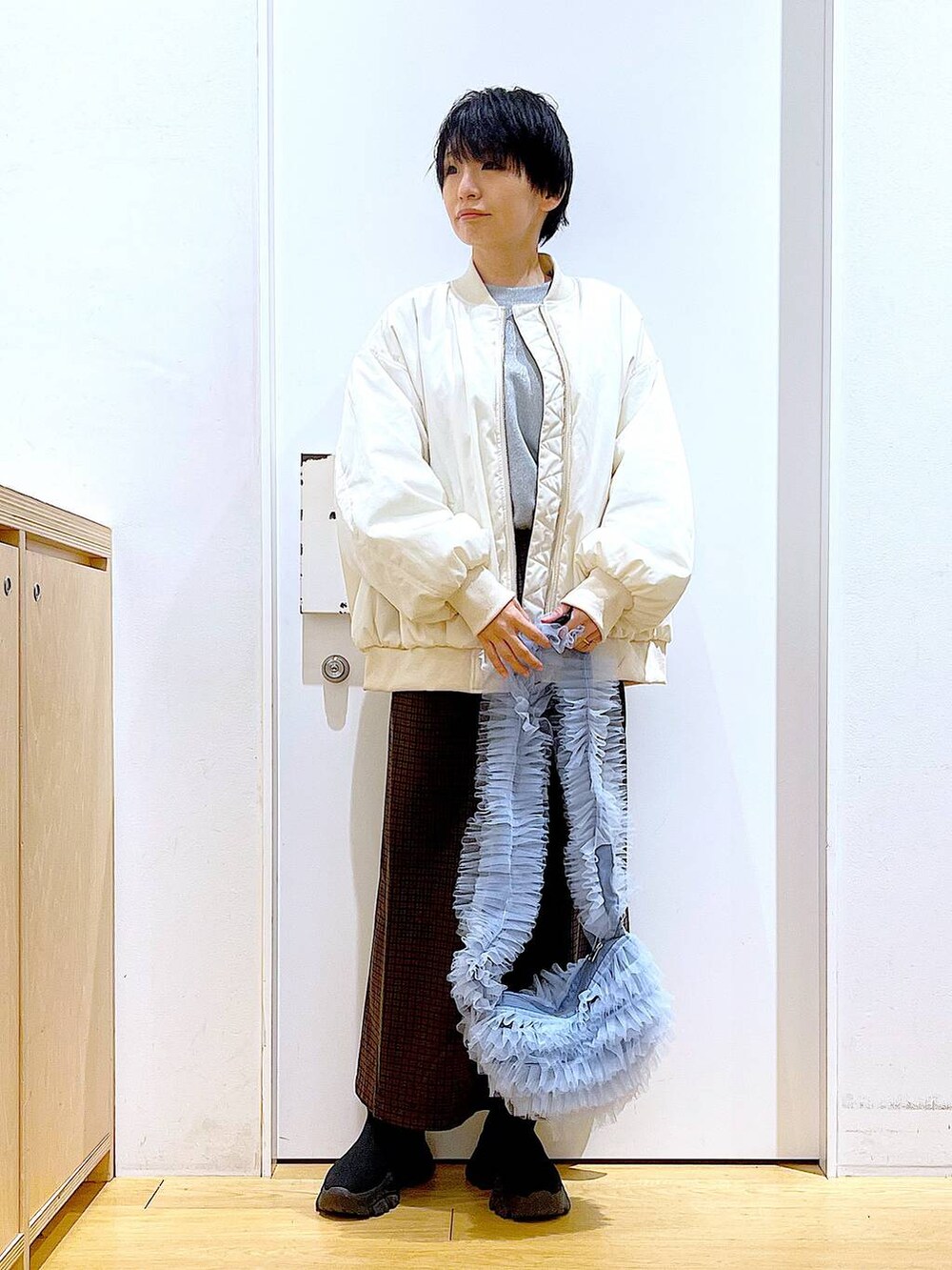 ブラック系のブーツ、グレー系のスウェット、ブラウン系のワンピースを着用したレディースの冬コーディネートの2枚目の写真