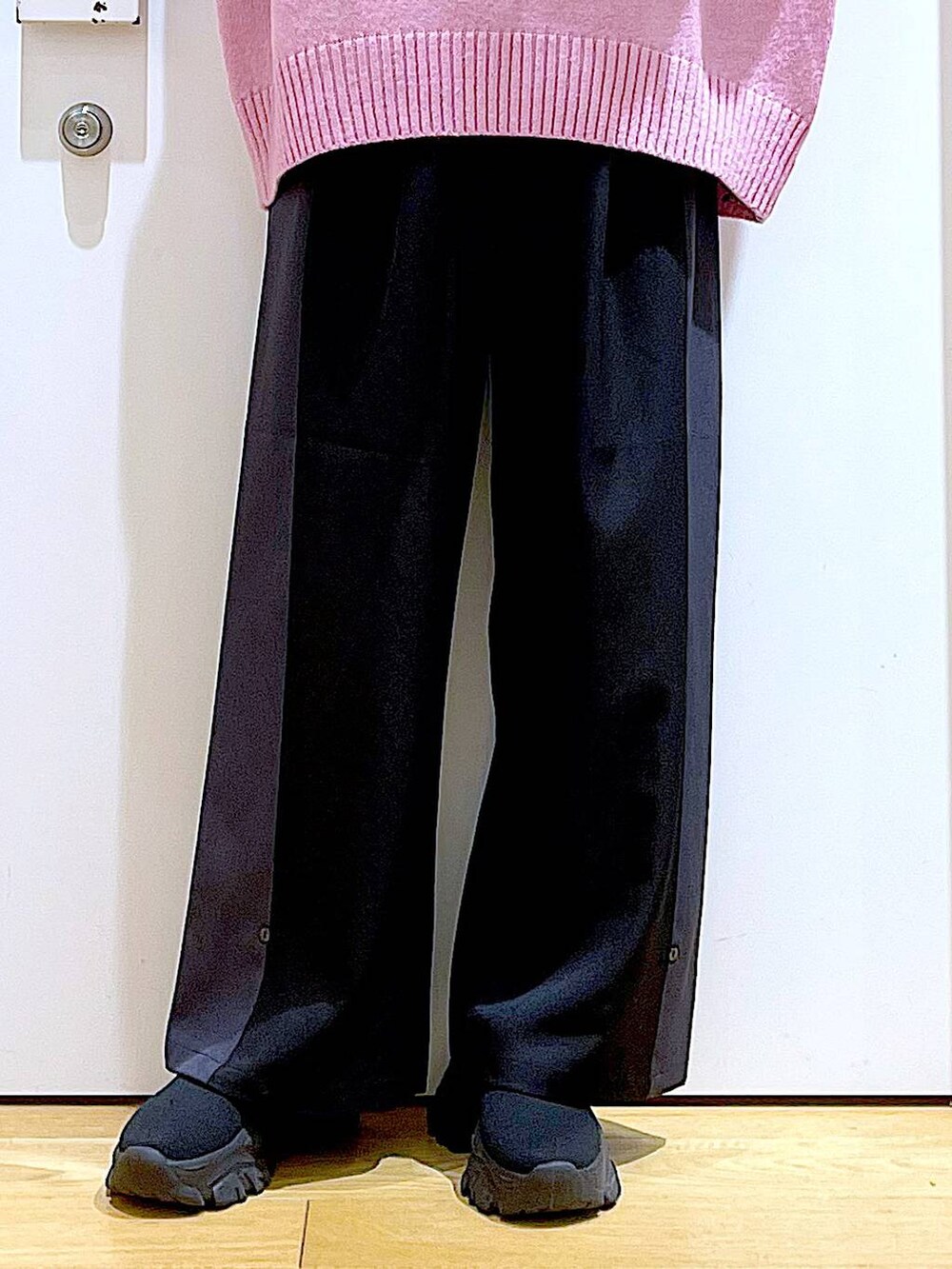 ブラック系のトートバッグ、ブラック系のブーツ、ブラック系のその他パンツを着用したレディースの冬コーディネートの8枚目の写真