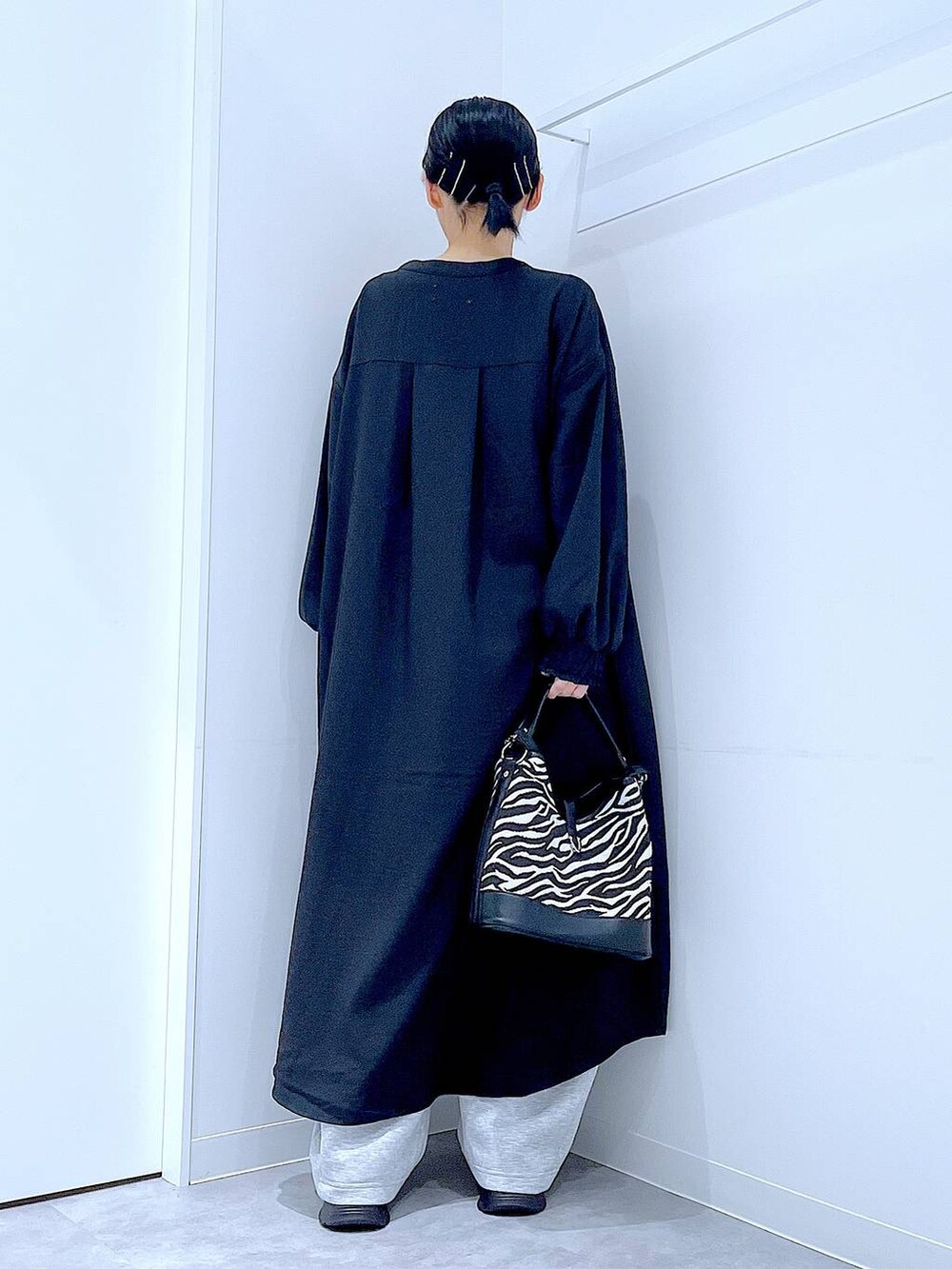 ブラック系のローファー、その他のショルダーバッグ、ブラック系のシャツワンピースを着用したレディースの秋コーディネートの5枚目の写真