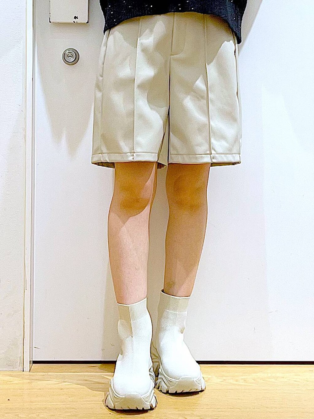 ベージュ系のブーツ、ブラック系のショルダーバッグ、ベージュ系のその他パンツを着用したレディースの冬コーディネートの8枚目の写真