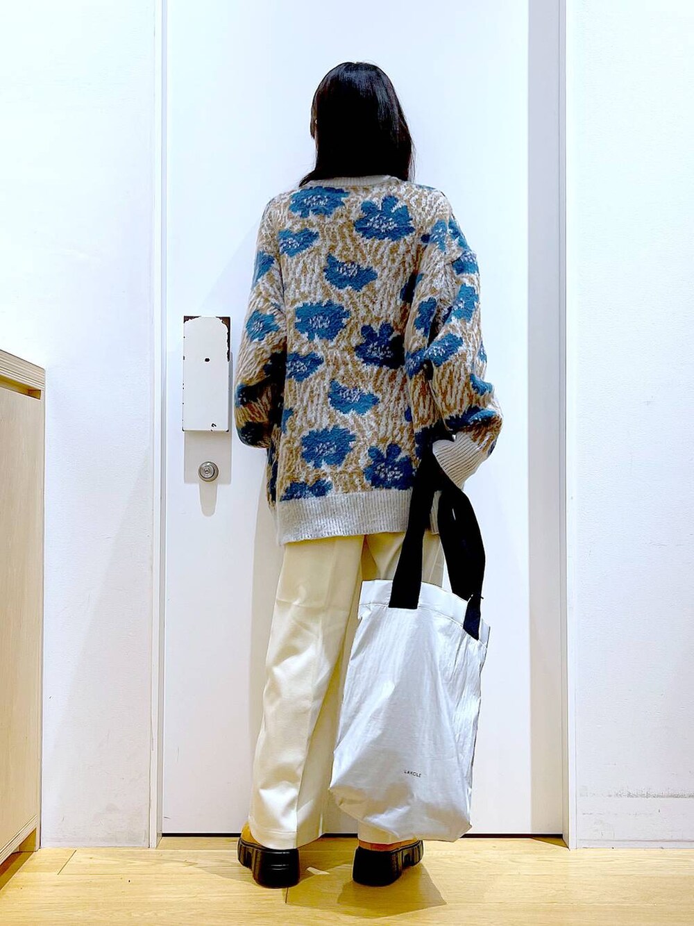 グレー系のニット/セーター、ベージュ系のブーツ、ベージュ系のその他パンツを着用したレディースの冬コーディネートの5枚目の写真